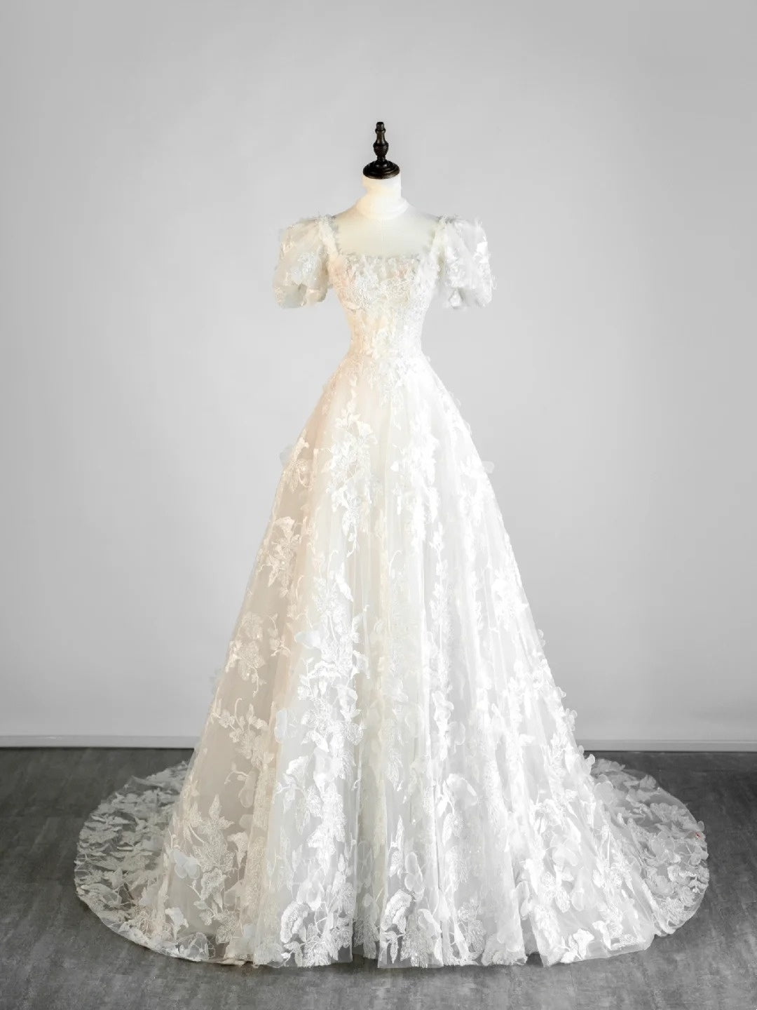 Fairytale Fantasy Art Wedding Dresses Ball Gown Square Neck Lace White With Short Sleeves Brides Dress Fitted Bridal Gowns N660