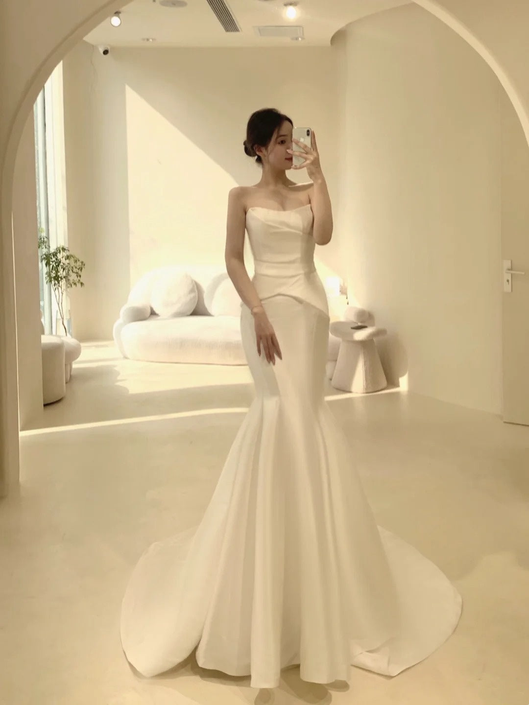 Elegant Wedding Dresses Mermaid Strapless Satin White Sleeveless Brides Dress Fitted Bridal Gowns N232