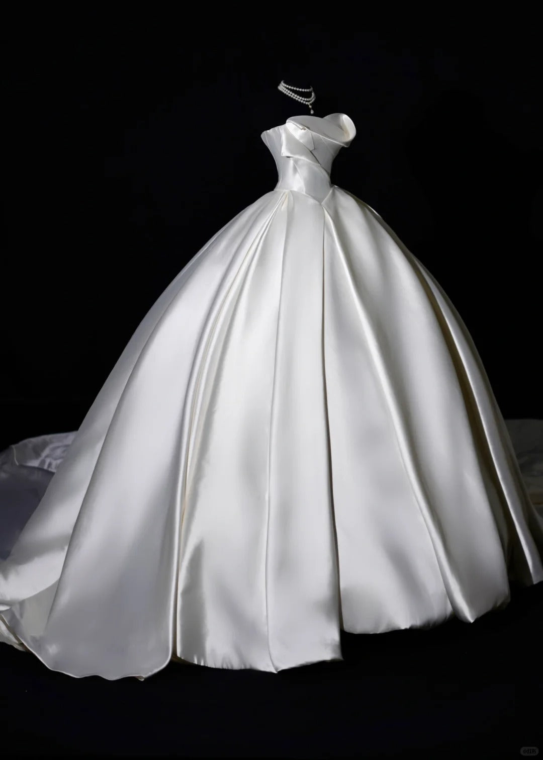 Classic Wedding Dresses Ball Gown Strapless Ivory Satin Sleeveless Brides Dress Fitted Bridal Gowns AB2531