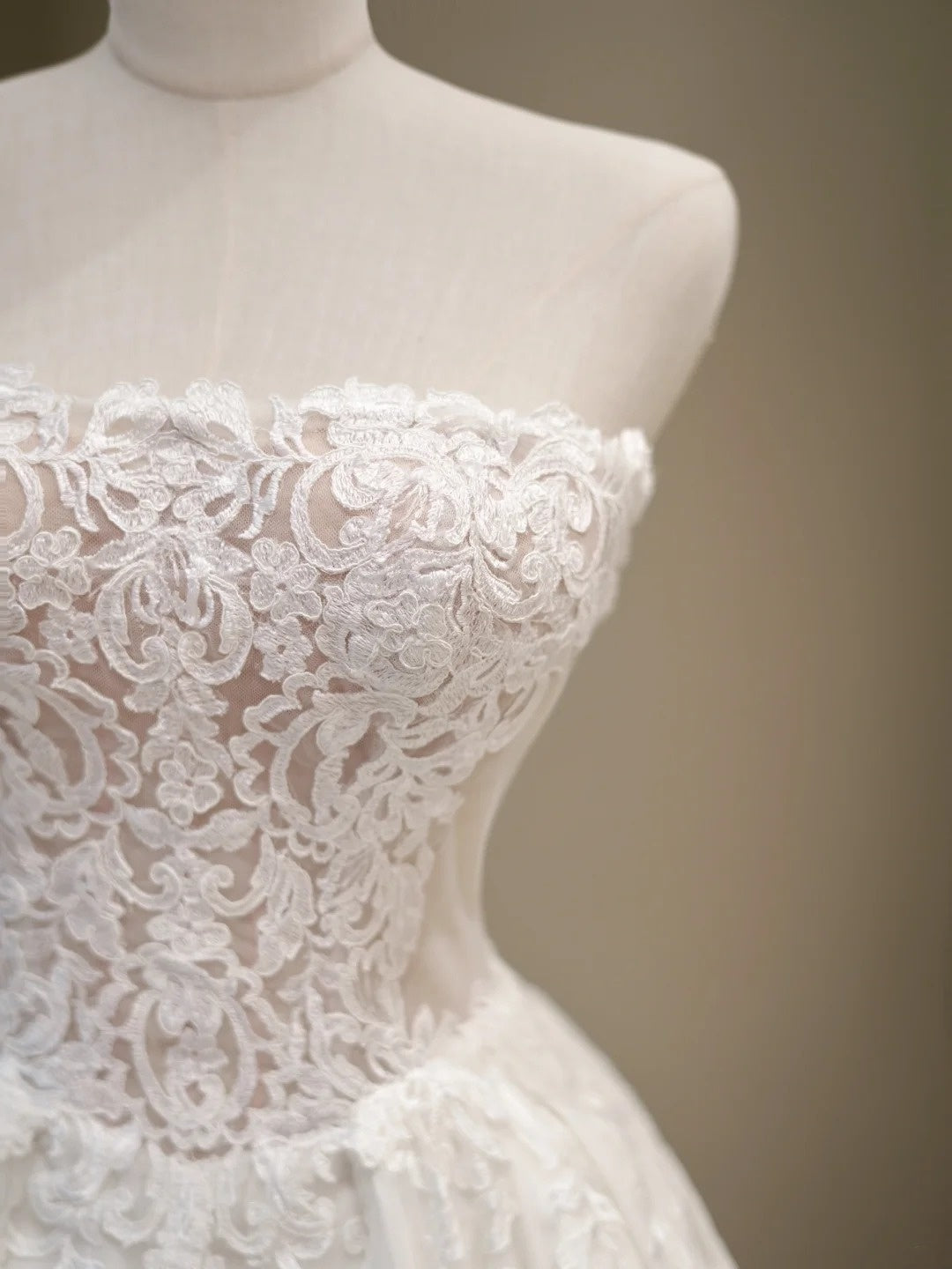 Elegant Wedding Dresses Ball Gown Strapless Lace White Sleeveless Brides Dress Fitted Bridal Gowns N231