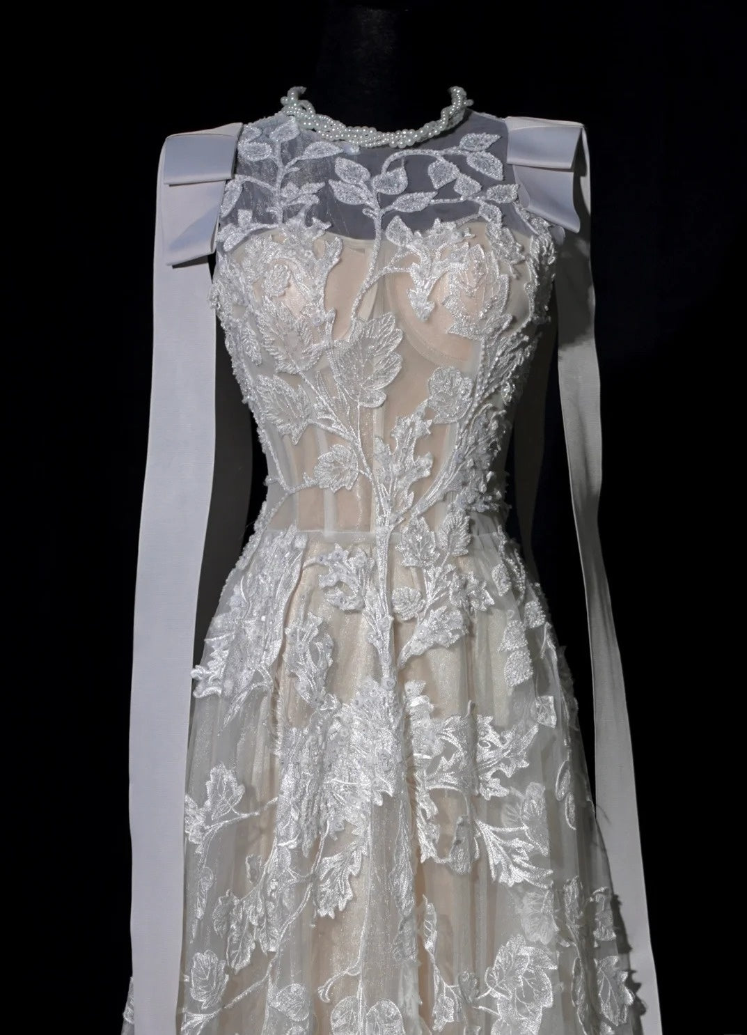 Luxurious Wedding Dresses A line Scoop Neck With Lace Brides Dress Fitted Bridal Gowns AB2520
