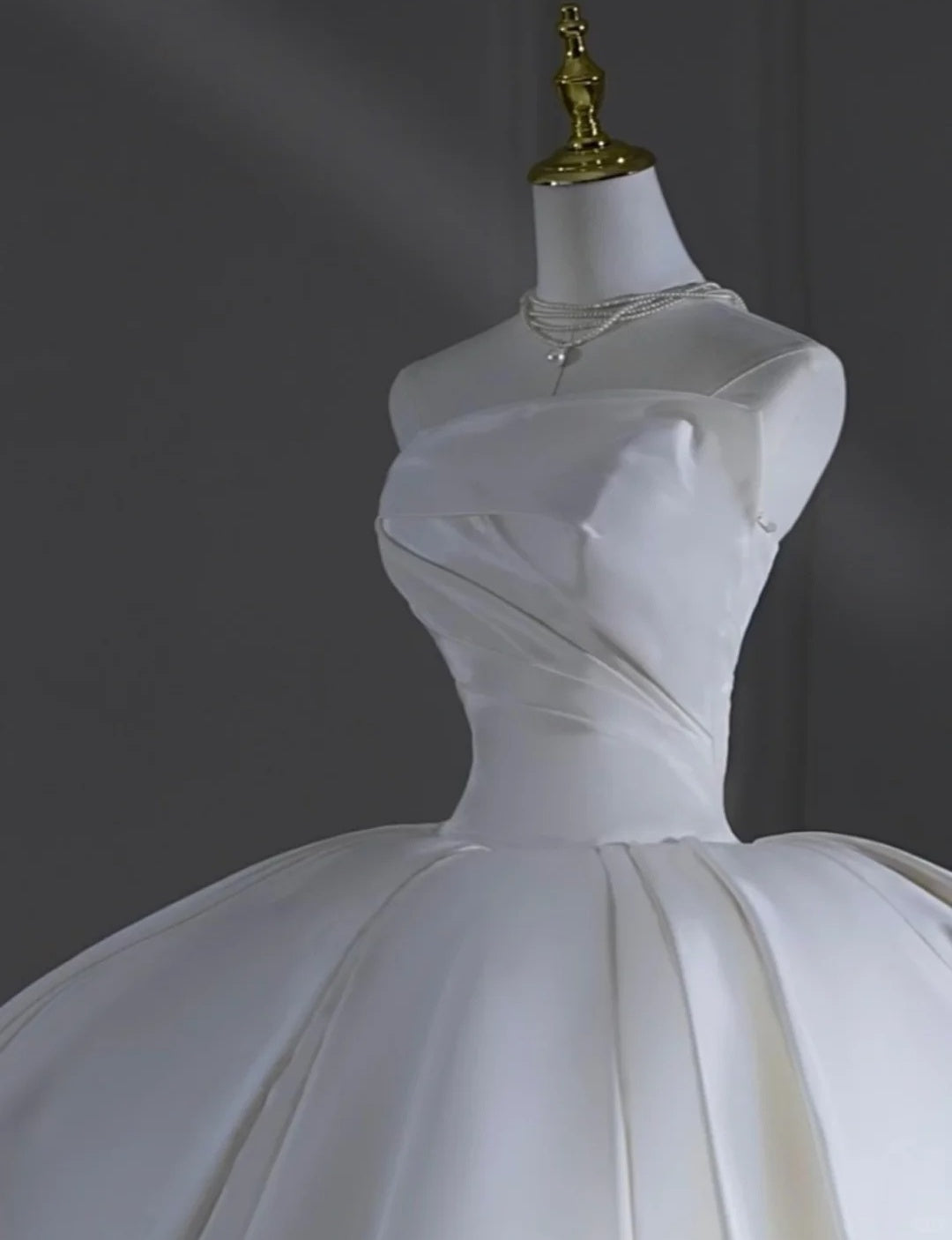 Timeless Wedding Dresses Ball Gown Strapless Satin Pleated Brides Dress Court Train Fitted Long Bridal Gowns AB2528