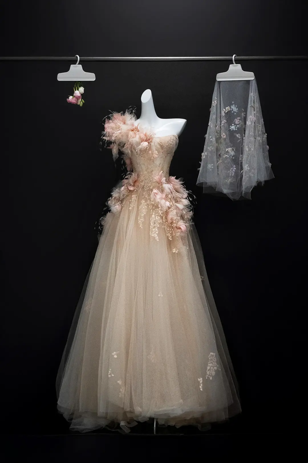 Vintage Ball Gown One Shoulder Flowers Feathers Champagne Tulle Sleeveless Long Prom Dresses Prom Gowns A043