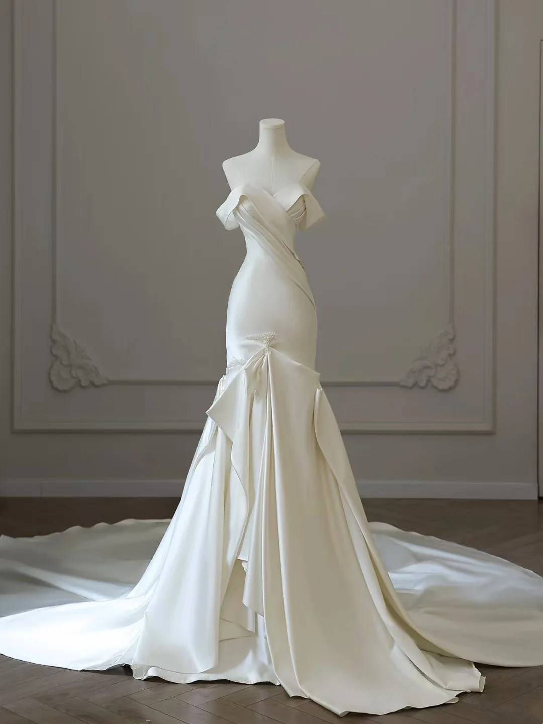 Princess Mermaid White Off The Shoulder Corset Back Short Sleeves Satin Long Wedding Dress Pleated Brides Dress A053