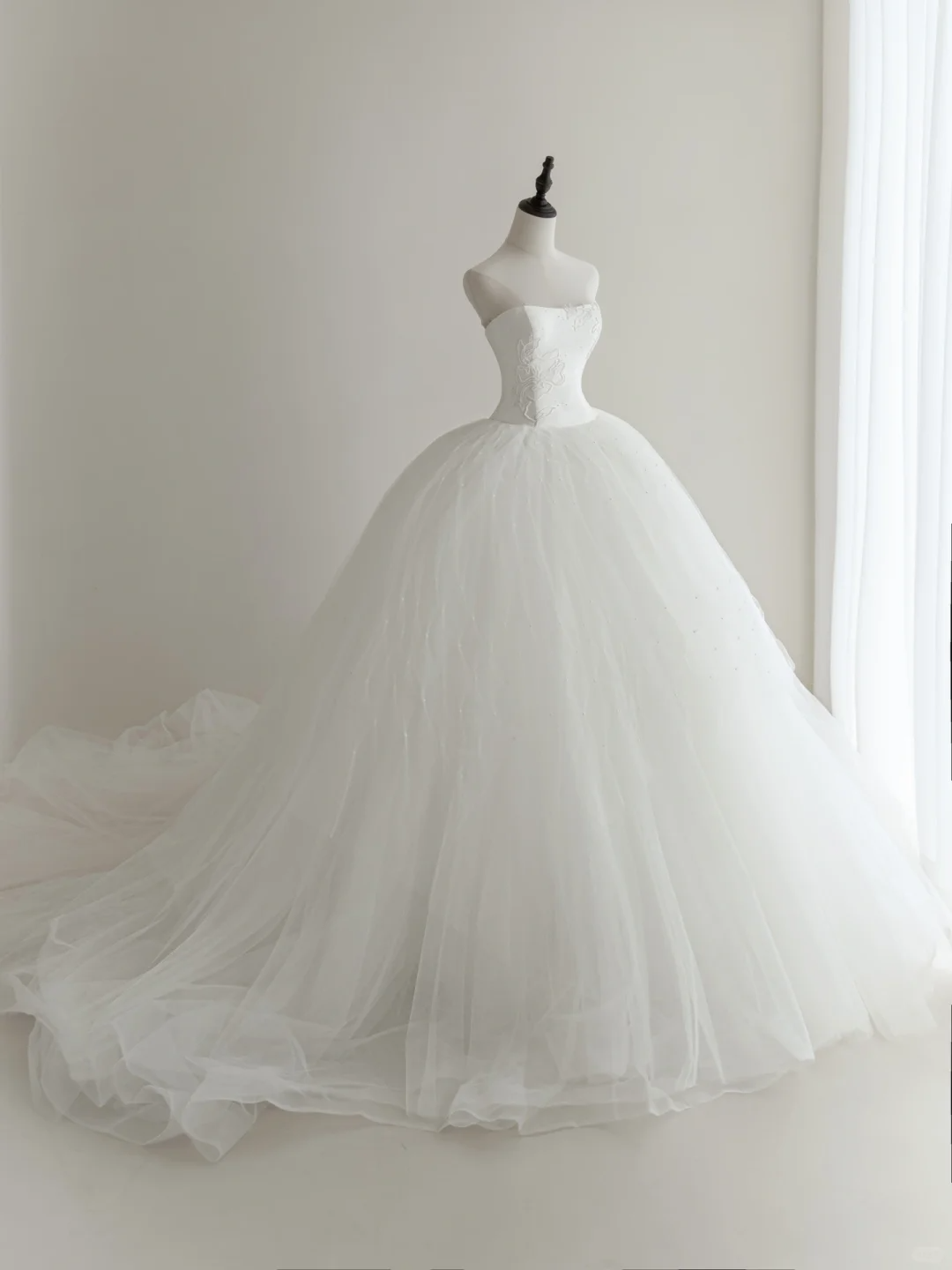 Simple Women’s Ball Gown Strapless Bridal Wedding Dresses With Lace Appliques Floor Length Tulle Brides Gown for Bride AC041