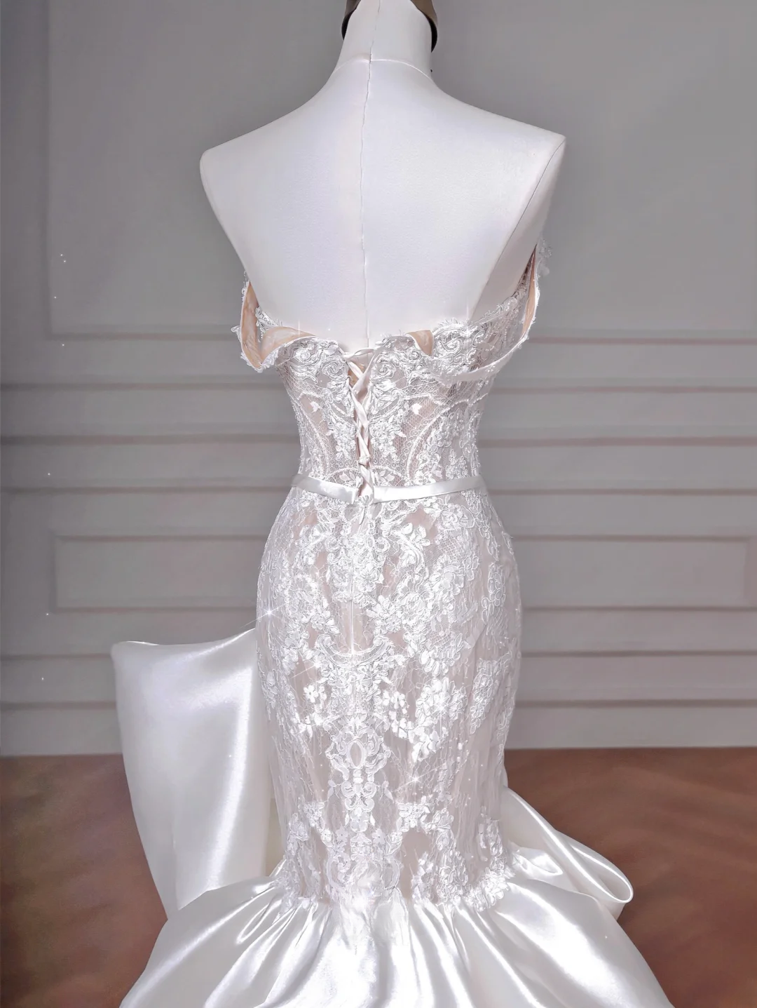 Timeless Wedding Dresses Mermaid Strapless White Sleeveless Lace Brides Dress Style For Brides With Corset Fitted Bridal Gowns AQ056