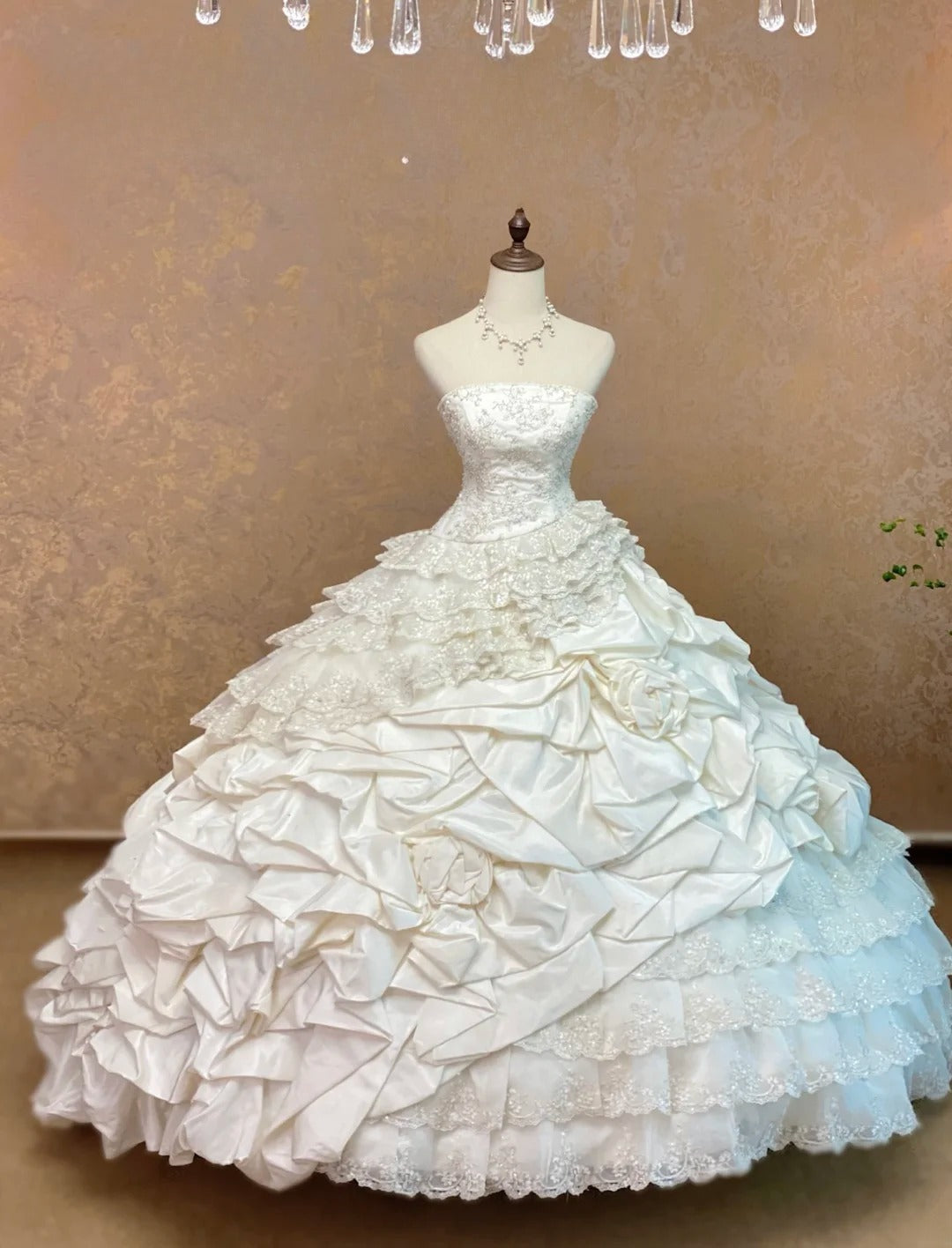 Minimalist Ball Gown Wedding Dress Strapless Floor Length With Ruffles Tiered Long White Bridal Gown RB9062