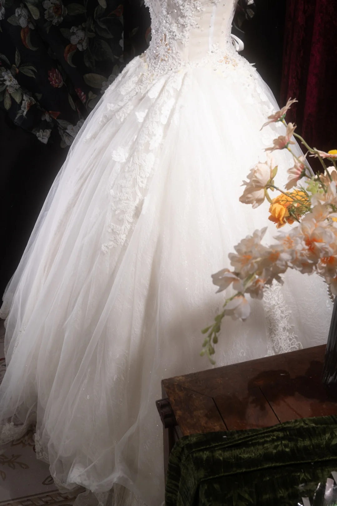 Vintage Ball Gown Off The Shoulder White Tulle With Appliqued Long Autumn Brides Gown Bridal Dress Wedding Dresses RB8104