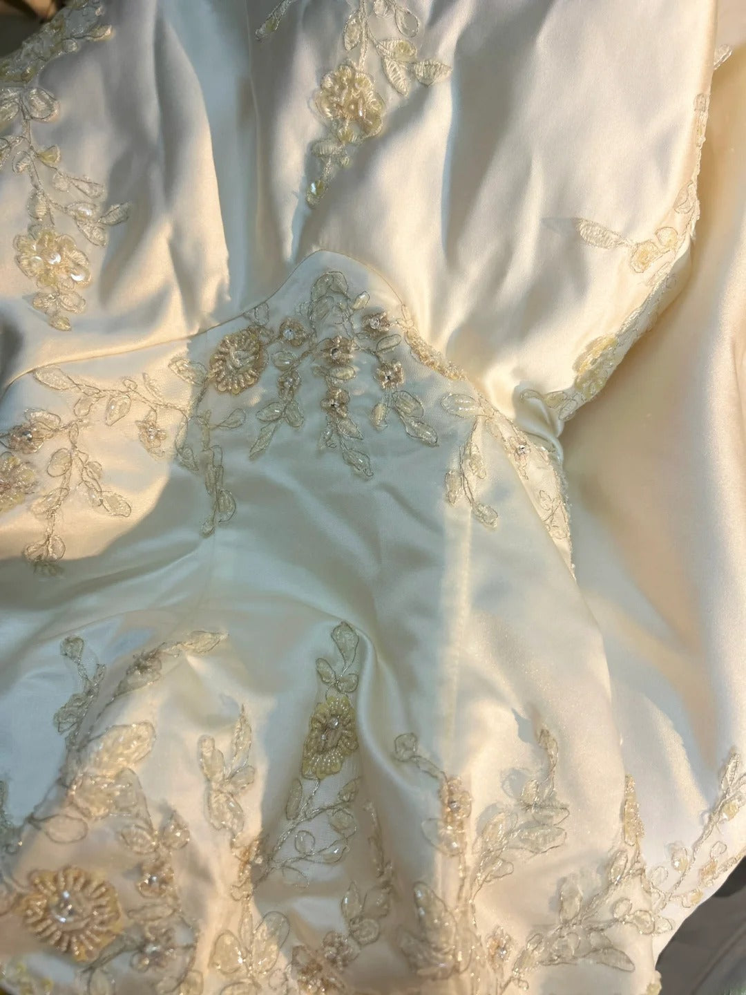 Elegant Classy Ball Gown Strapless Ivory Satin Sleeveless With Lace Brides Gown Bridal Dress Long Poofy Wedding Dresses RB5807