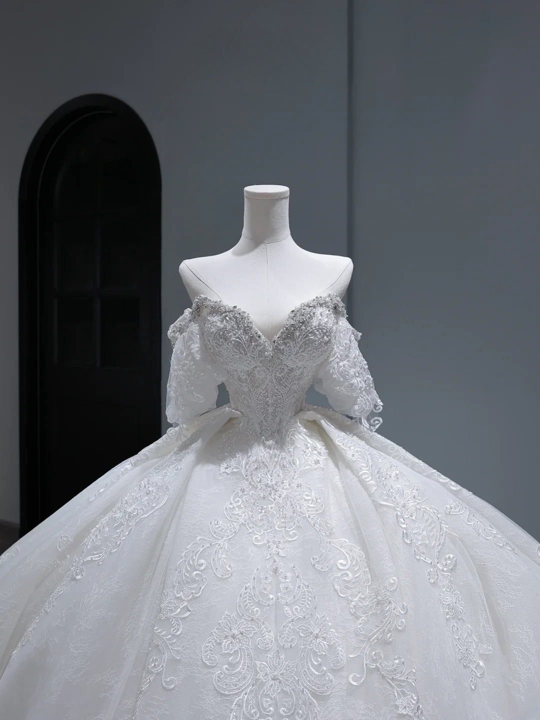 Vintage Long Wedding Gowns Princess Ball Gown Off The Shoulder Style for Bride With Sleeves Pleated Appliques Train White Bridal Dress AS367