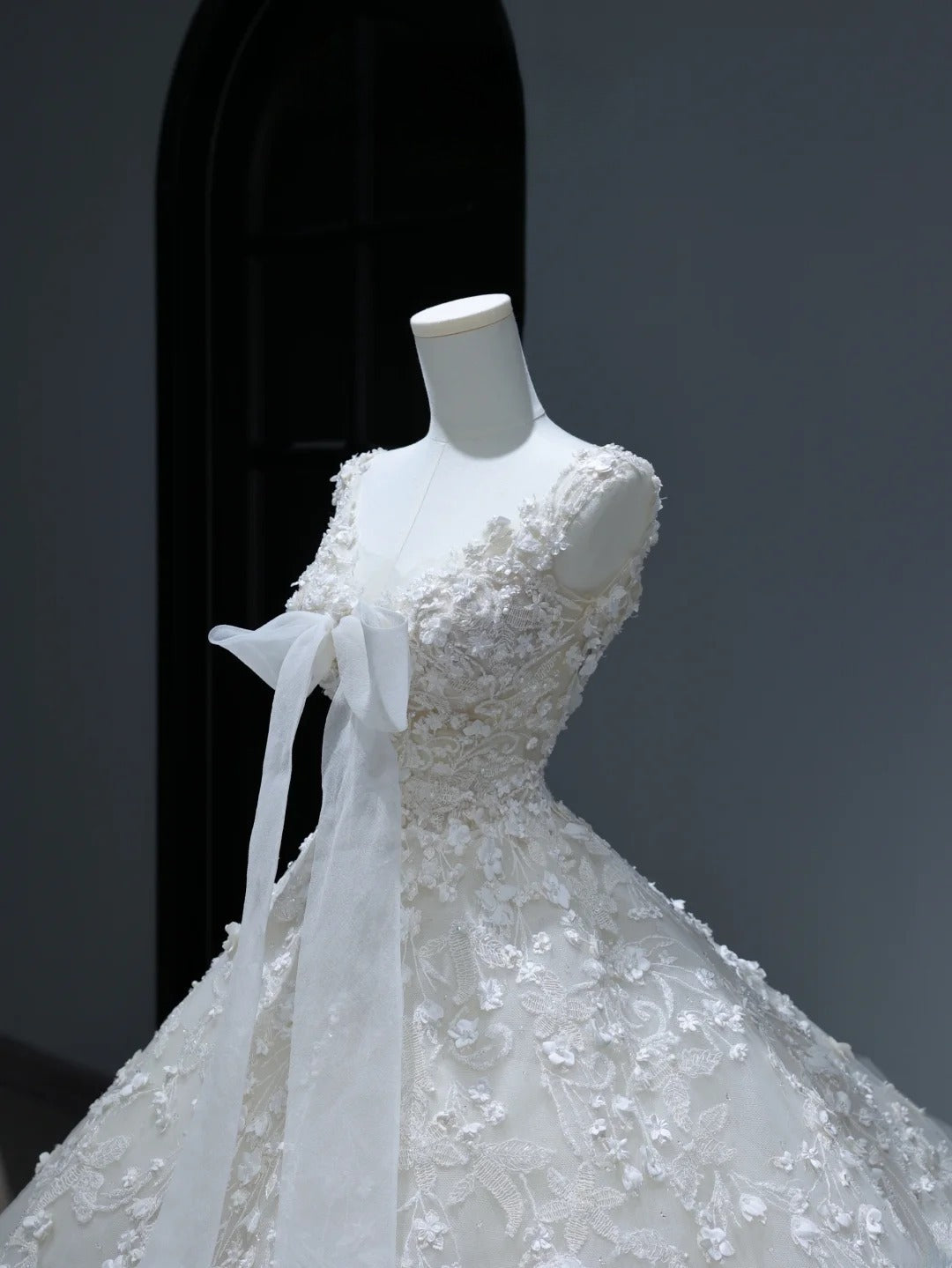Princess Long Wedding Gowns Ball Gown V Neckline Style for Bride With Lace Appliques Train White Bridal Dresses AS372