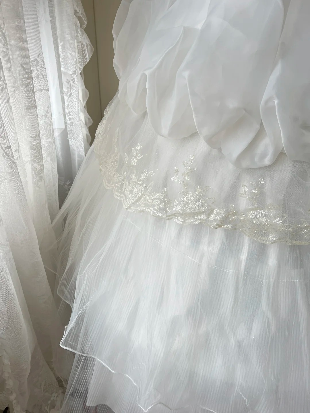 Fairytale Sweet 16 Dress Princess Ball Gown Strapless White With Tiered Lace Floor‑Length Quinceanera Dresses RC0821