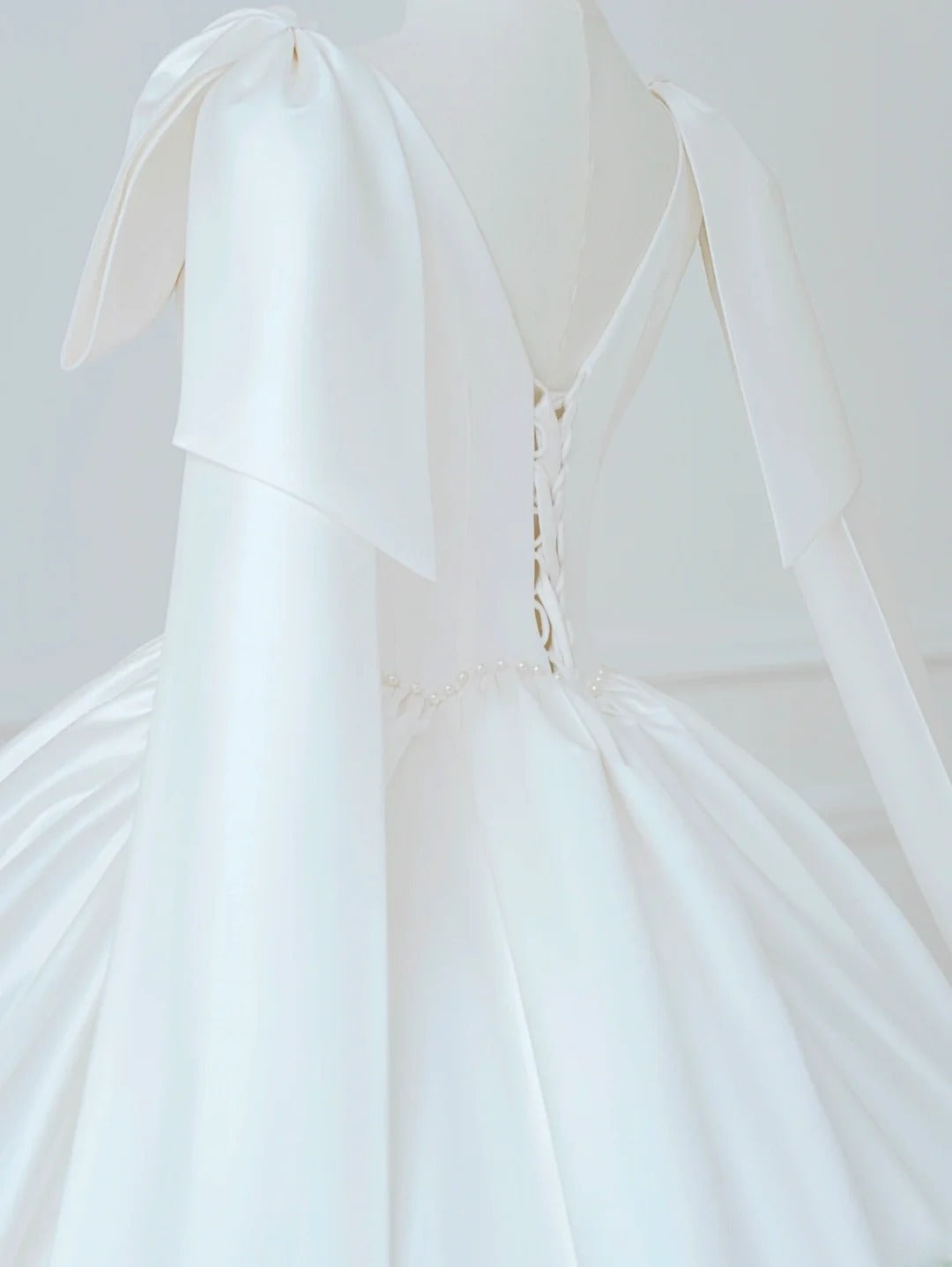 Princess Long Wedding Gowns Ball Gown V Neck Sleeveless Pleated Satin for Bride With Train White Bridal Dress AS554