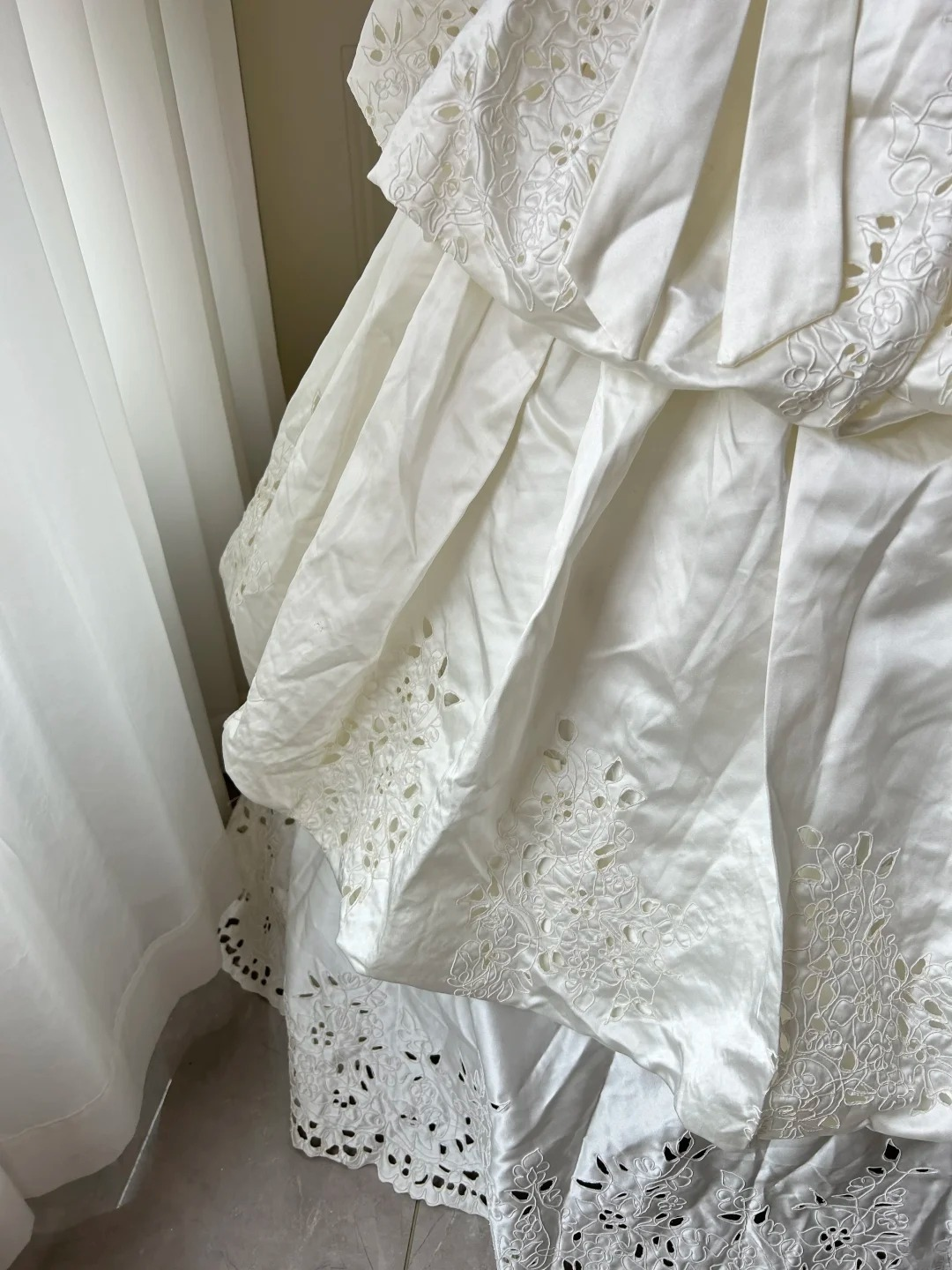 Satin Wedding Dress Modest Ball Gown Strapless White With Tiered Lace Bow Long Bridal Gown RC0923