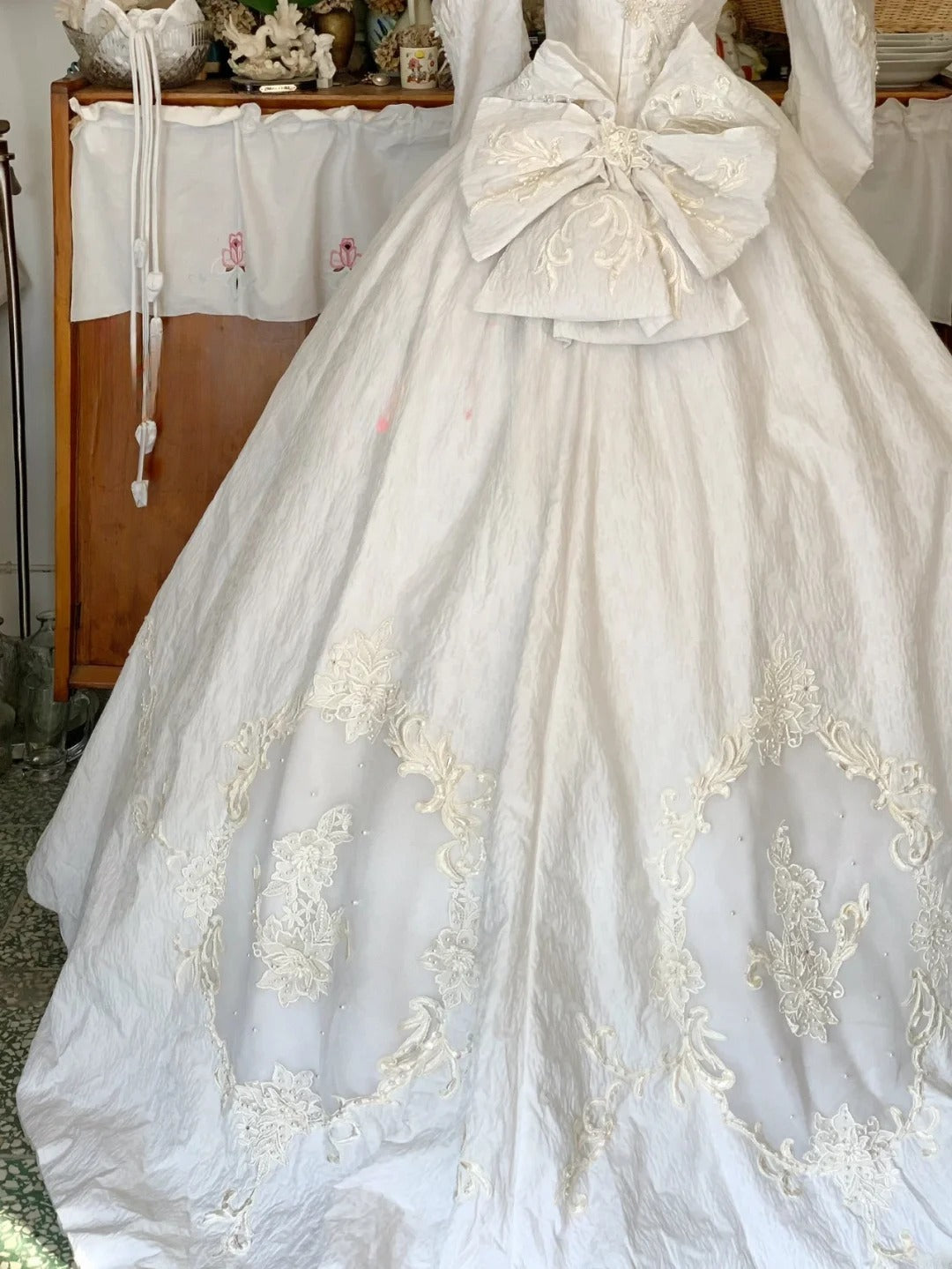 Vintage Wedding Dress White Ball Gown V Neck Long Sleeves Pearls Bridal Gown for Big Day RB9612