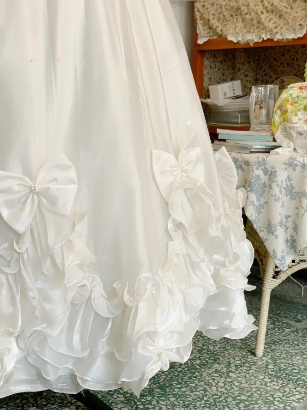 Vintage Wedding Dress White Ball Gown V Neck With Ruffled Tiered Bridal Gown for Big Day RB9616