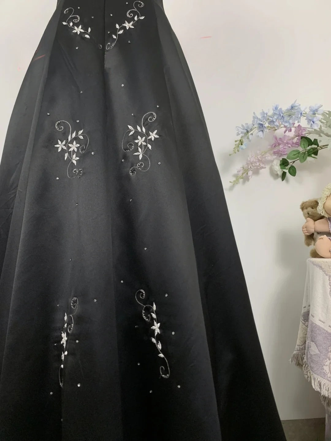 Elegant A Line Spaghetti Straps Black With Embroidery Satin Prom Dress Floor Length Evening Party Gown RB9625