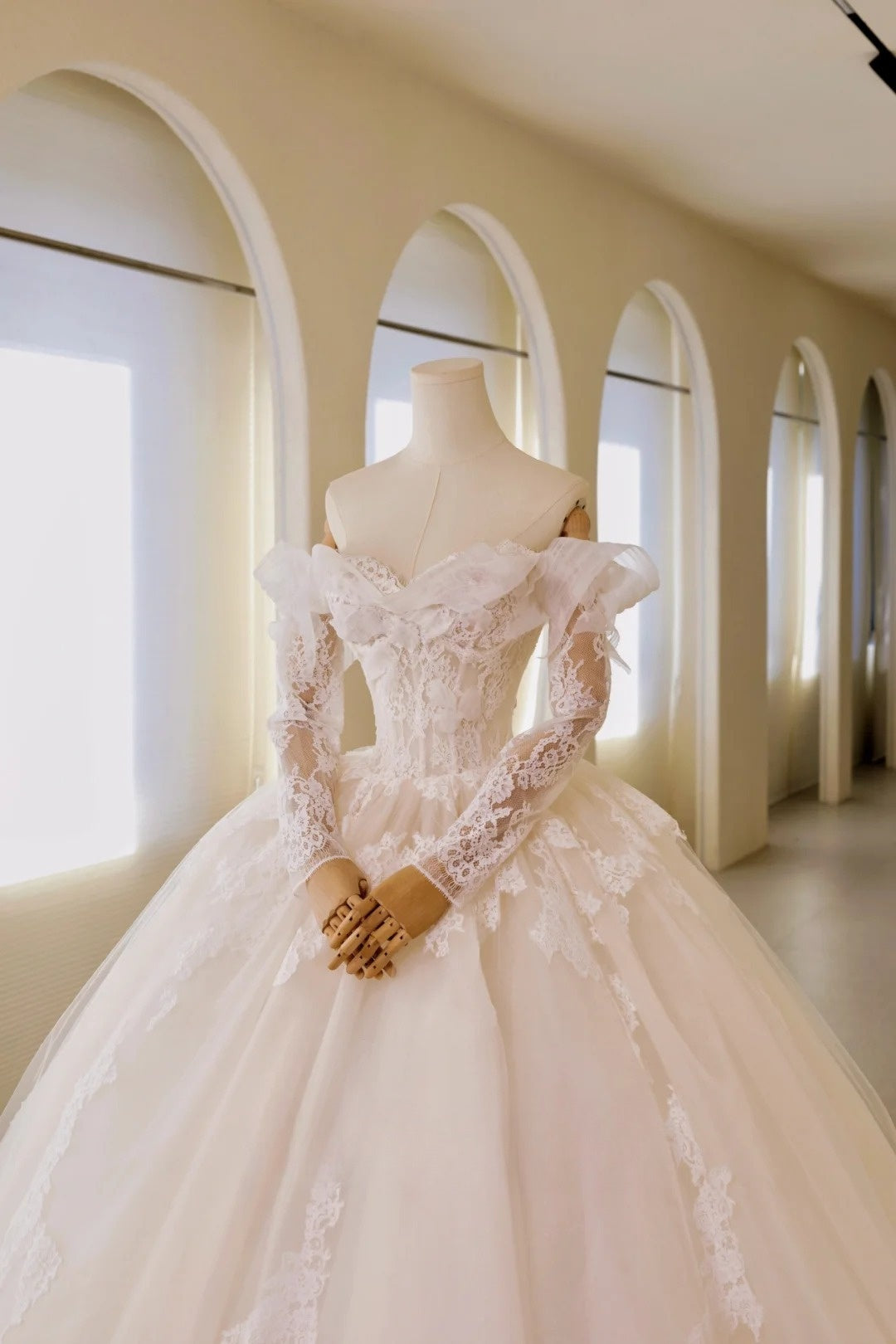 Luxury Women's Ball Gown Off The Shoulder With Appliqued Long Sleeves White Tulle Sweep Train Wedding Dresses AU018