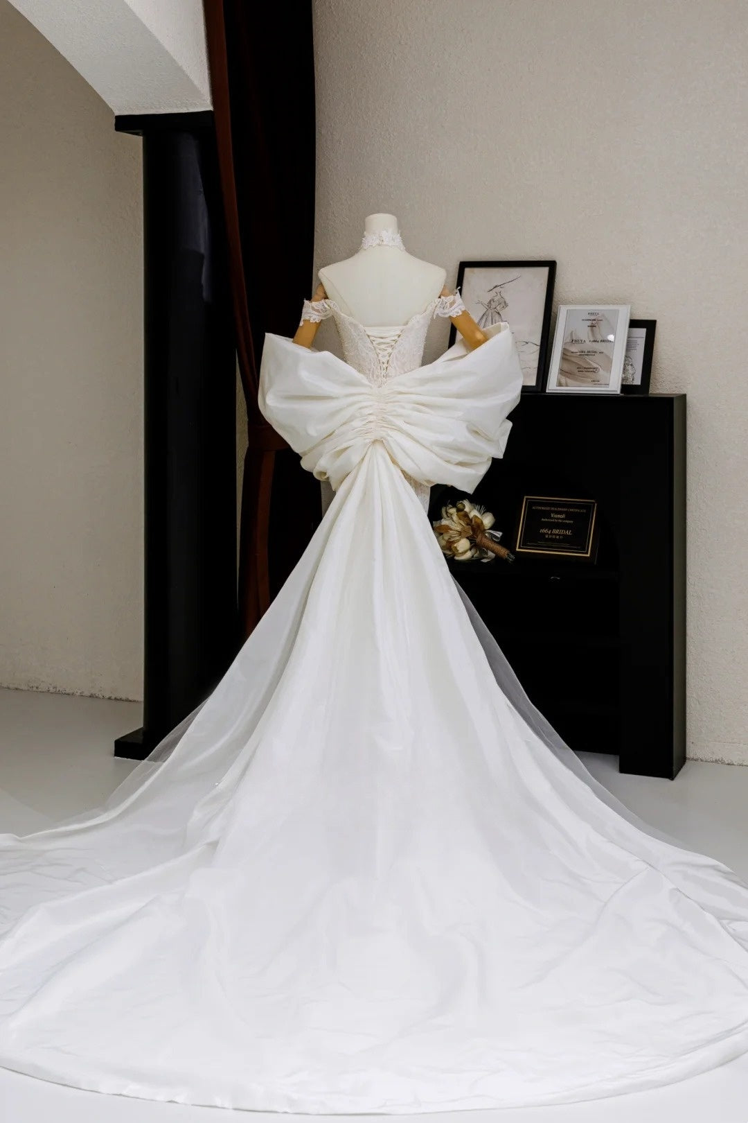 Romantic Women's Mermaid Off The Shoulder With Appliqued Short Sleeves White Lace Tulle Sweep Train Wedding Dresses AU022
