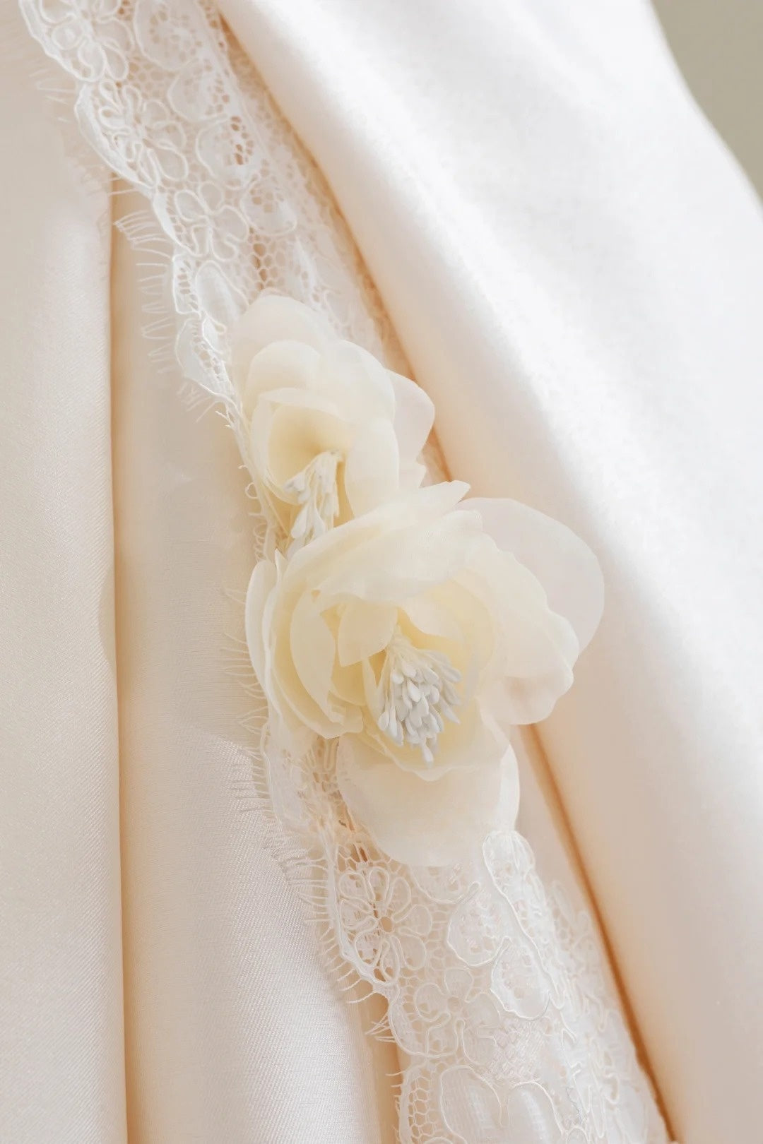 Romantic Women's Ball Gown Strapless With Appliqued Long Sleeves White Lace Satin Sweep Train Wedding Dresses AU024