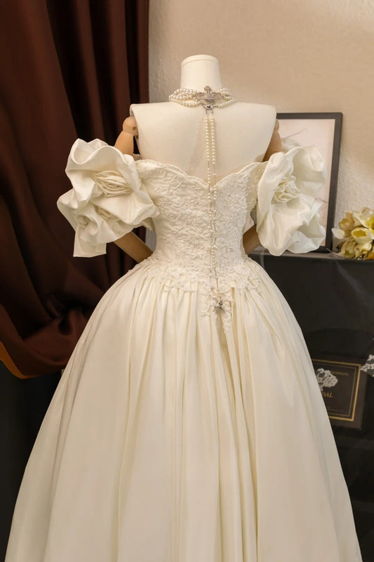 Romantic Women's Ball Gown Sweetheart With Sleeves Appliqued Ivory Lace Satin Sweep Train Wedding Dresses AU029
