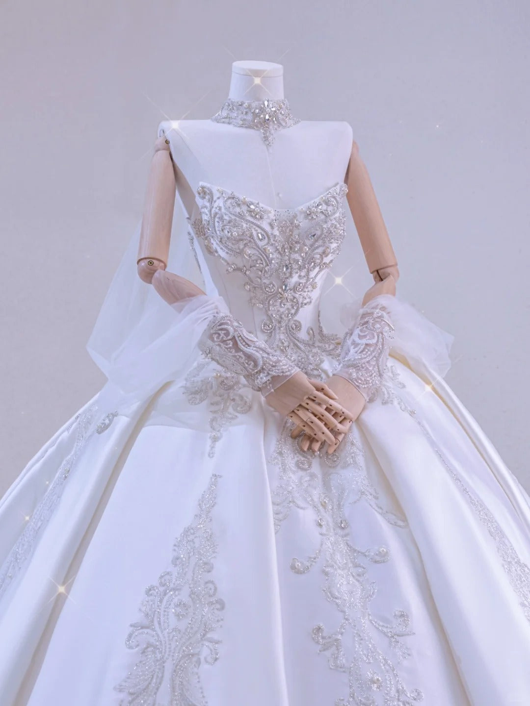 Romantic Women's Ball Gown Sweetheart With Long Sleeves Appliqued White Lace Satin Sweep Train Wedding Dresses AU032