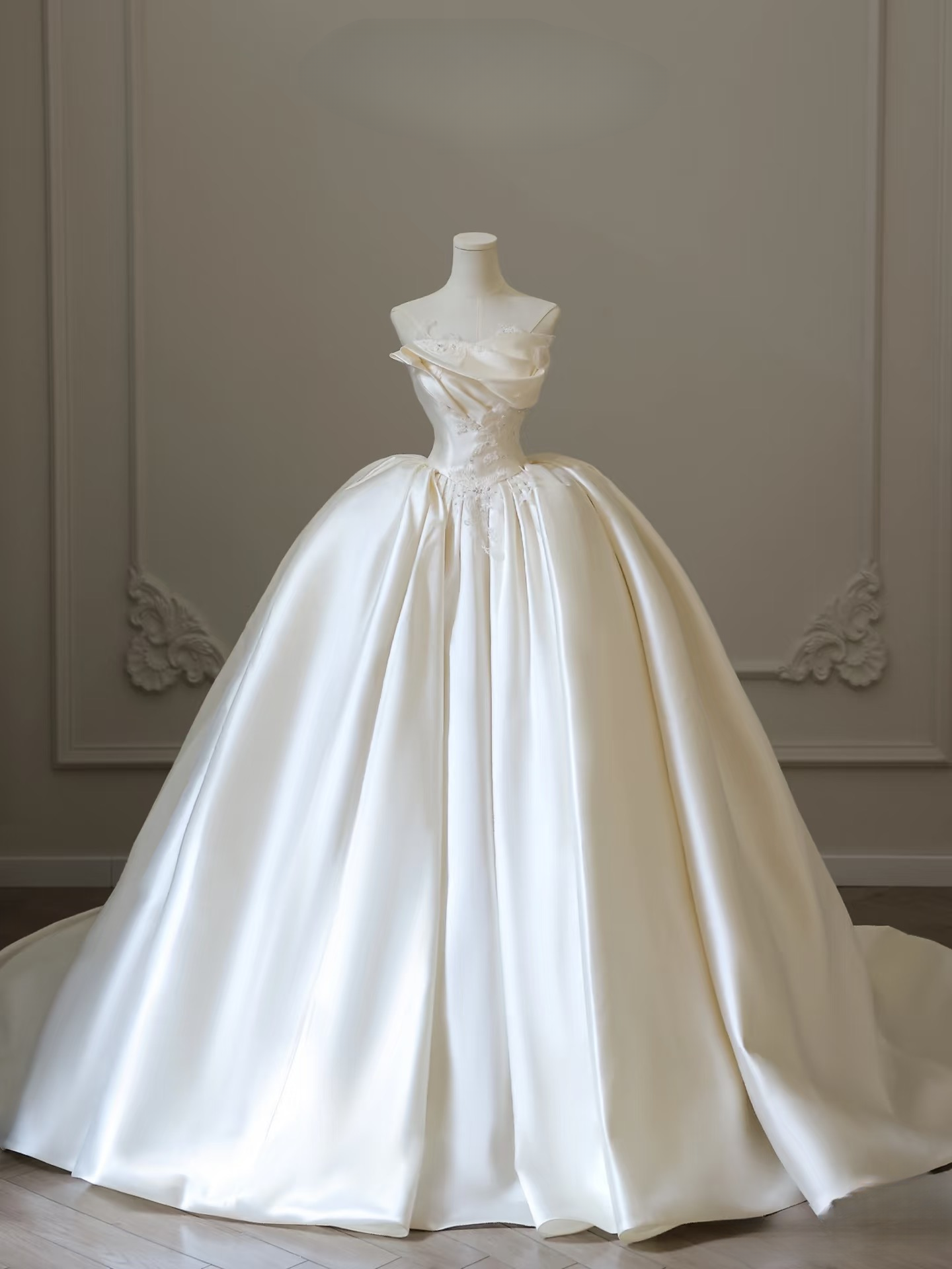 Dreamy Ball Gown Strapless Satin Pleated White Appliques Long Wedding Dress Fairy Formal Wedding Dresses A085