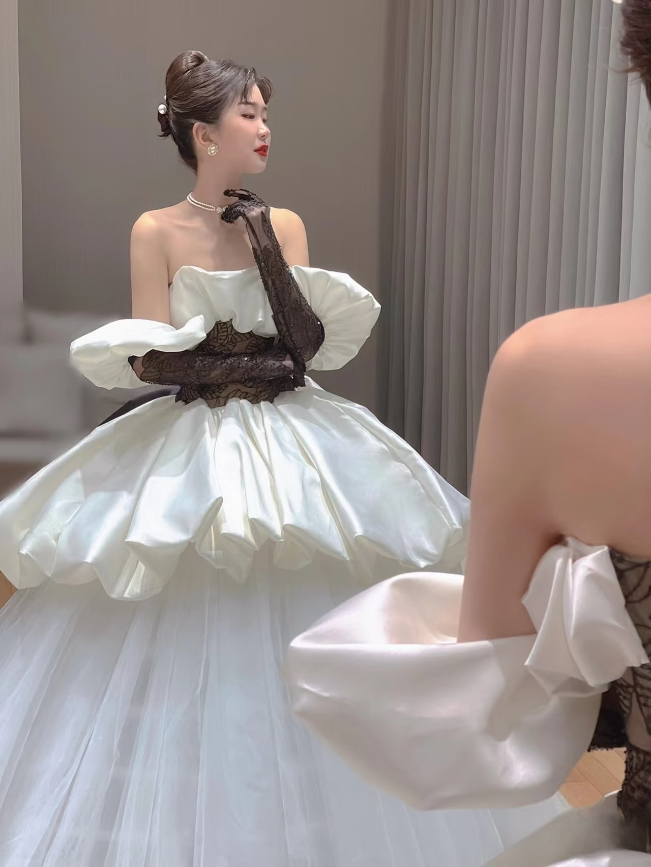 Dreamy Ball Gown Strapless Sleeveless White Satin Black Lace Long Wedding Dress Fairytale Autumn Spring Wedding Dresses AU163
