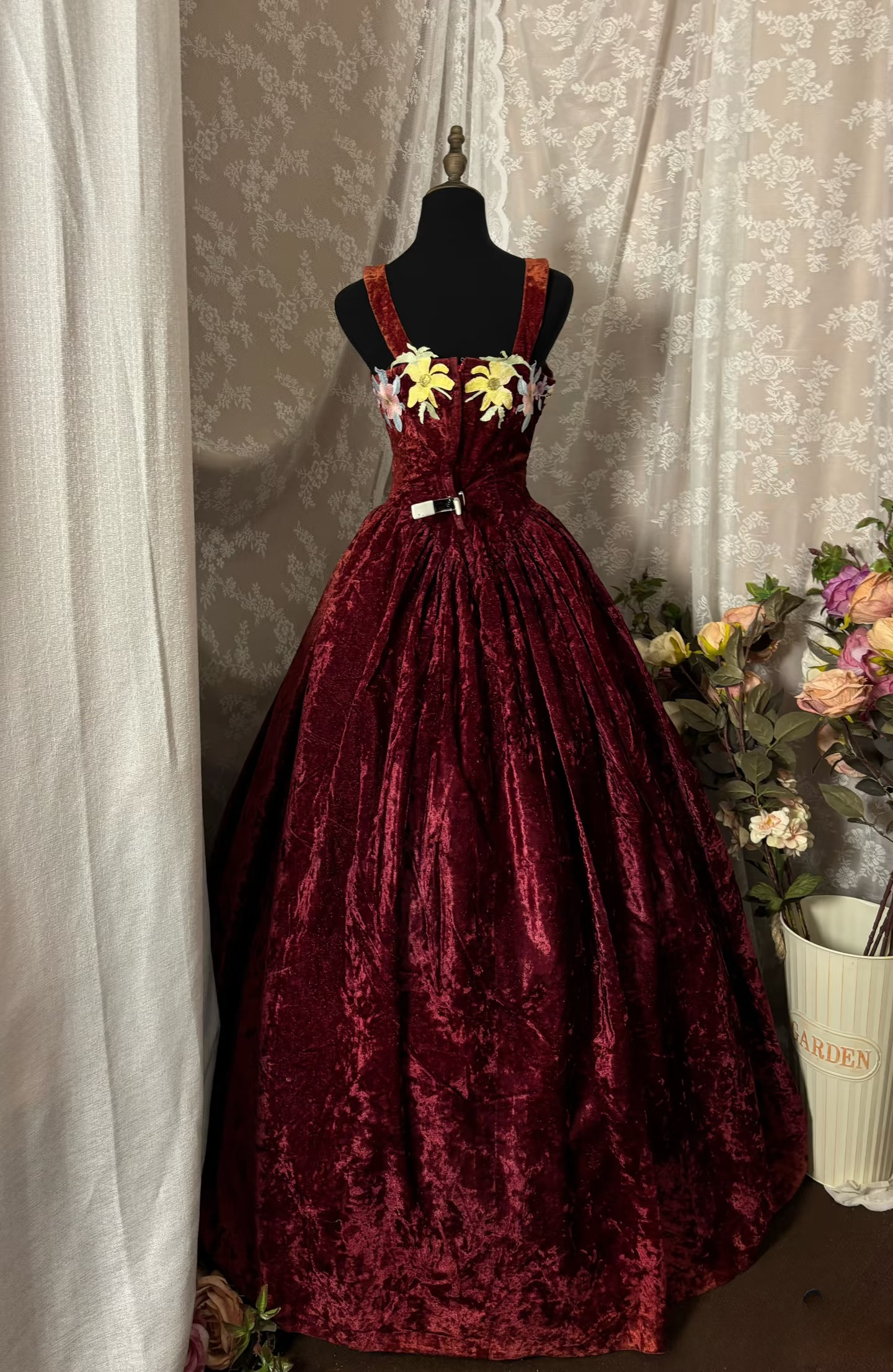 Princess Ball Gown Straps Burgundy Velvet With Lace Appliqued Long Aesthetic Quinceanera Dresses Sweet 15 16 Birthday Gown AU355