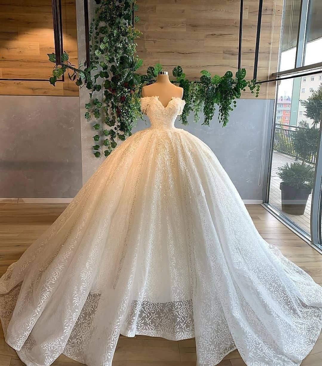Romantic Ball Gown Off The Shoulder White Lace Long Wedding Dress Fairy Formal Short Sleeves Wedding Dresses B125