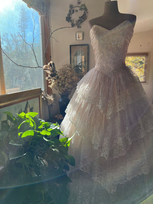 Elegant Ball Gown Sweetheart Long Lace Layers Ruffles Wedding Dress Fairytale Wedding Dresses B182