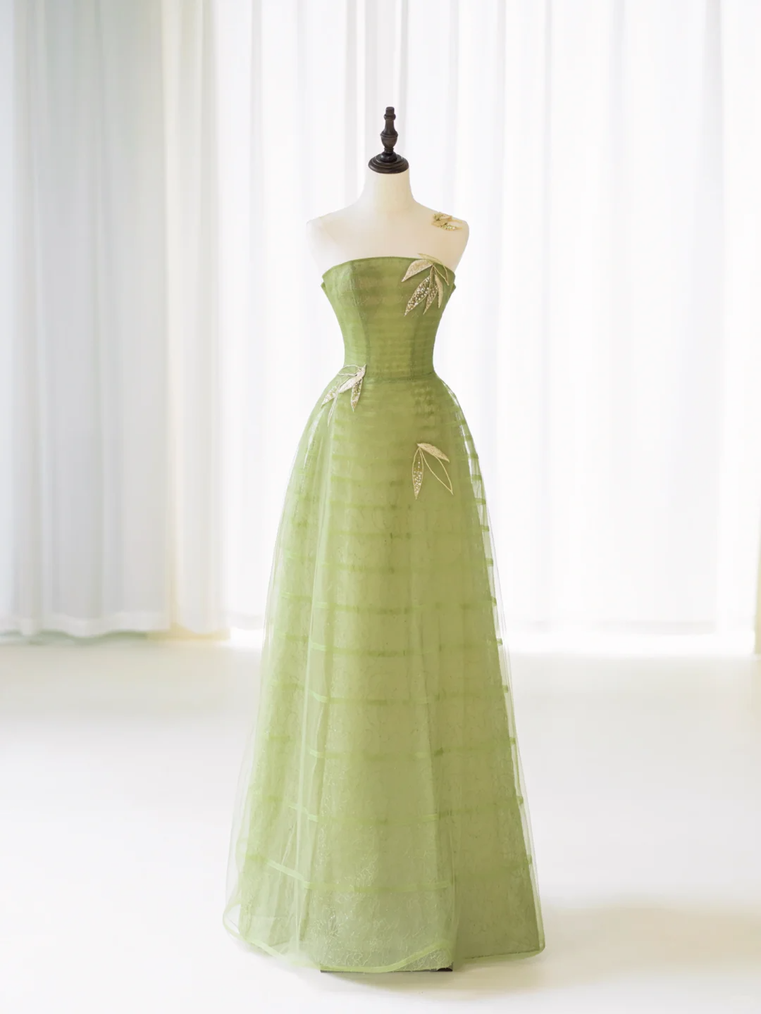 Elegant Ball Gown Strapless Sage Green Tulle Prom Dress Charming Evening Party Gowns Fashion Wedding Guest Dress AB1020