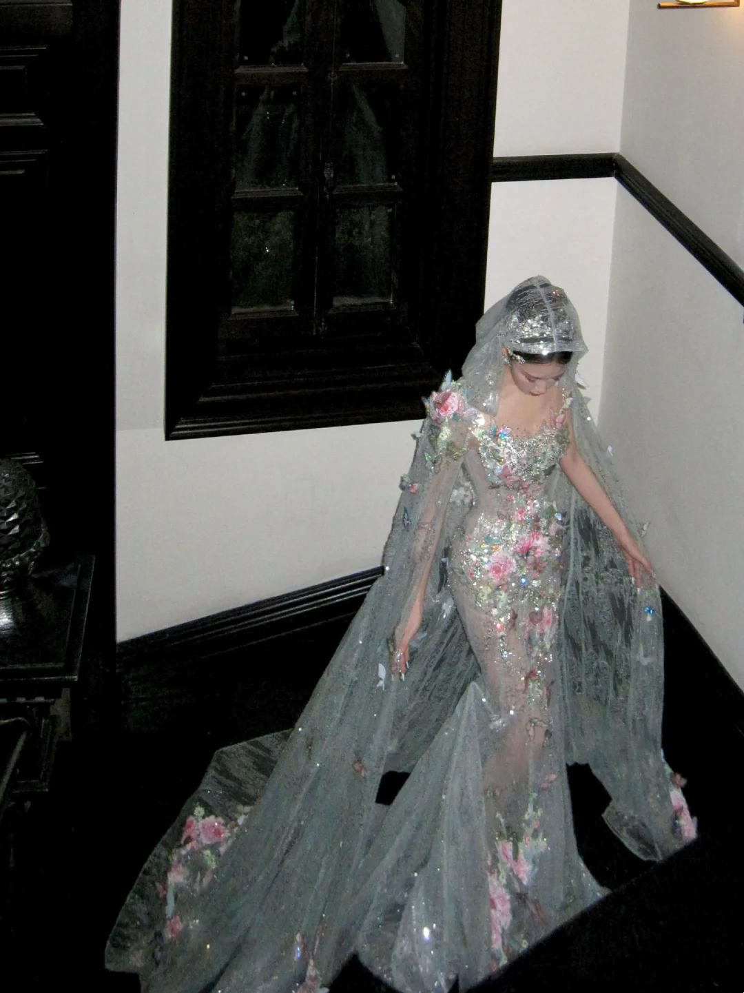 Shimmer Mermaid Scoop Neck Floral Sequin Lace Wedding Dress With Train Fairytale Brides Gown Wedding Dresses N062