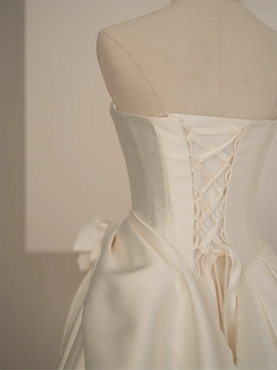 Simple Ball Gown Strapless Sleeveless White Satin Fitted Corset Wedding Dress Styles Long Bridal Gown Wedding Gowns RB1070