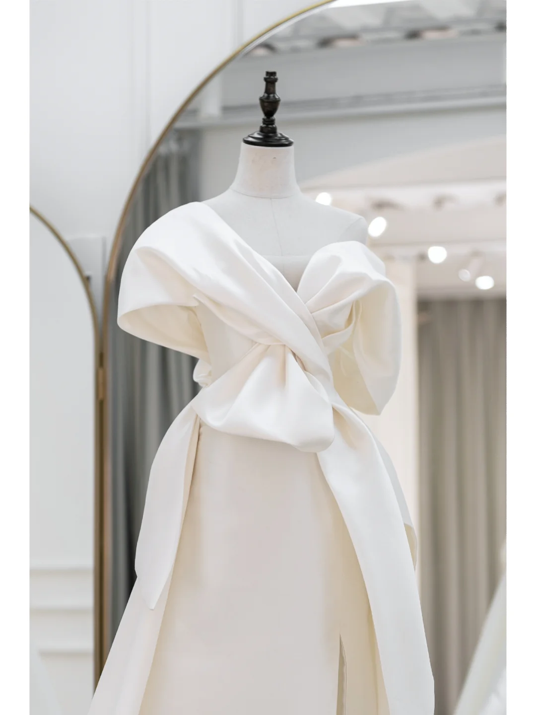 Elegant Mermaid Trumpet Off The Shoulder Short Sleeves Satin Solid White Fitted Wedding Dress Styles Long Bridal Gown Wedding Gowns RB1091