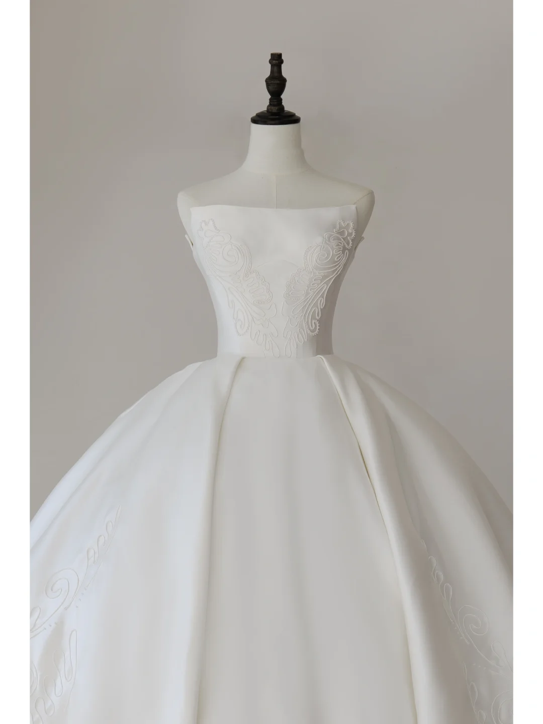 Elegant Modest Ball Gown Strapless Fitted White Appliques Corset Wedding Dress Styles Long Bridal Gowns Wedding Dresses RB1113