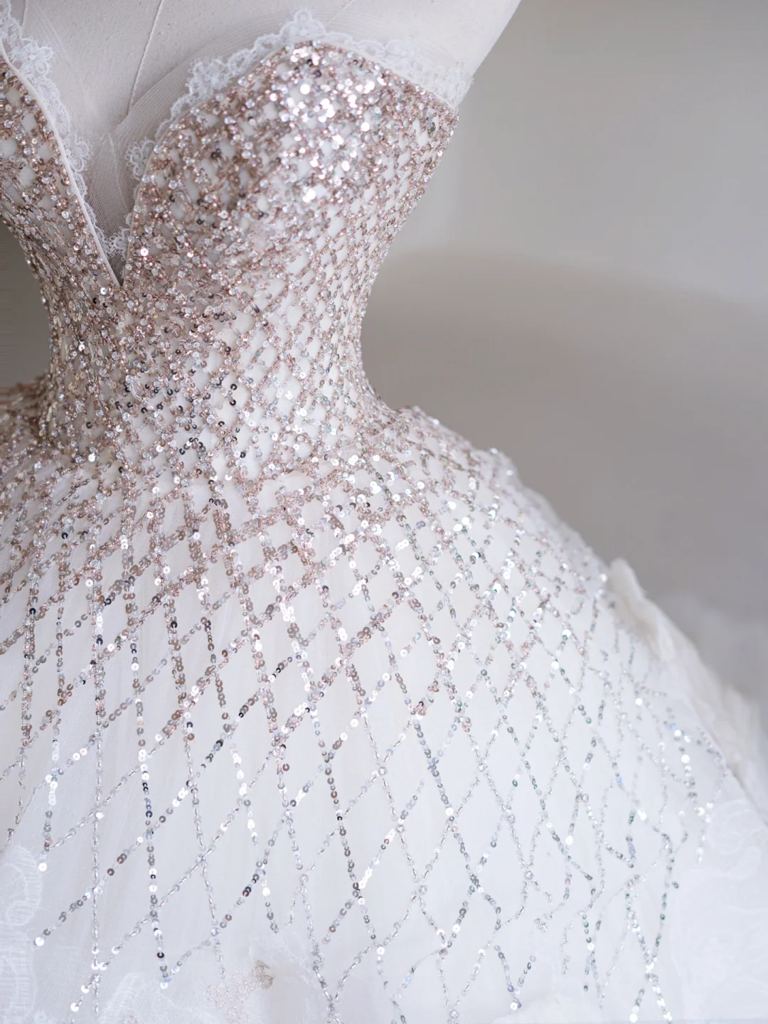 Princess Ball Gown Sweetheart Sleeveless Tulle Fitted Long Wedding Dress Bridal Gown White Wedding Dresses RB1894