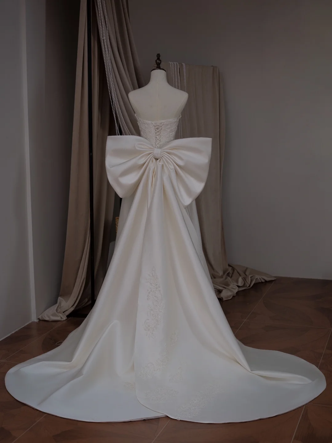 Princess Ball Gown Strapless Sleeveless With Bow Satin Fitted Corset Long Wedding Dress Bride Gowns White Wedding Dresses RB2033