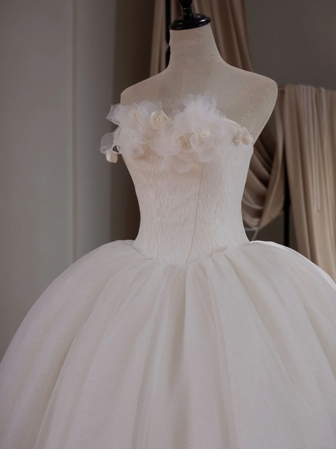 Princess Ball Gown Strapless Sleeveless Fitted Corset Tulle Wedding Dress Bride Gowns White Wedding Dresses RB2026