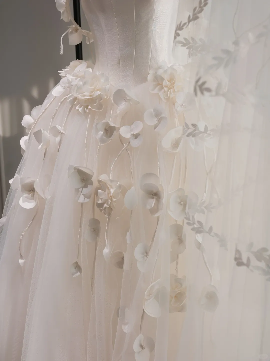 Timeless Ball Gown Spaghetti Strap Sleeveless Tulle Fitted Corset Long Wedding Dress Bride Gowns White Wedding Dresses RB2037