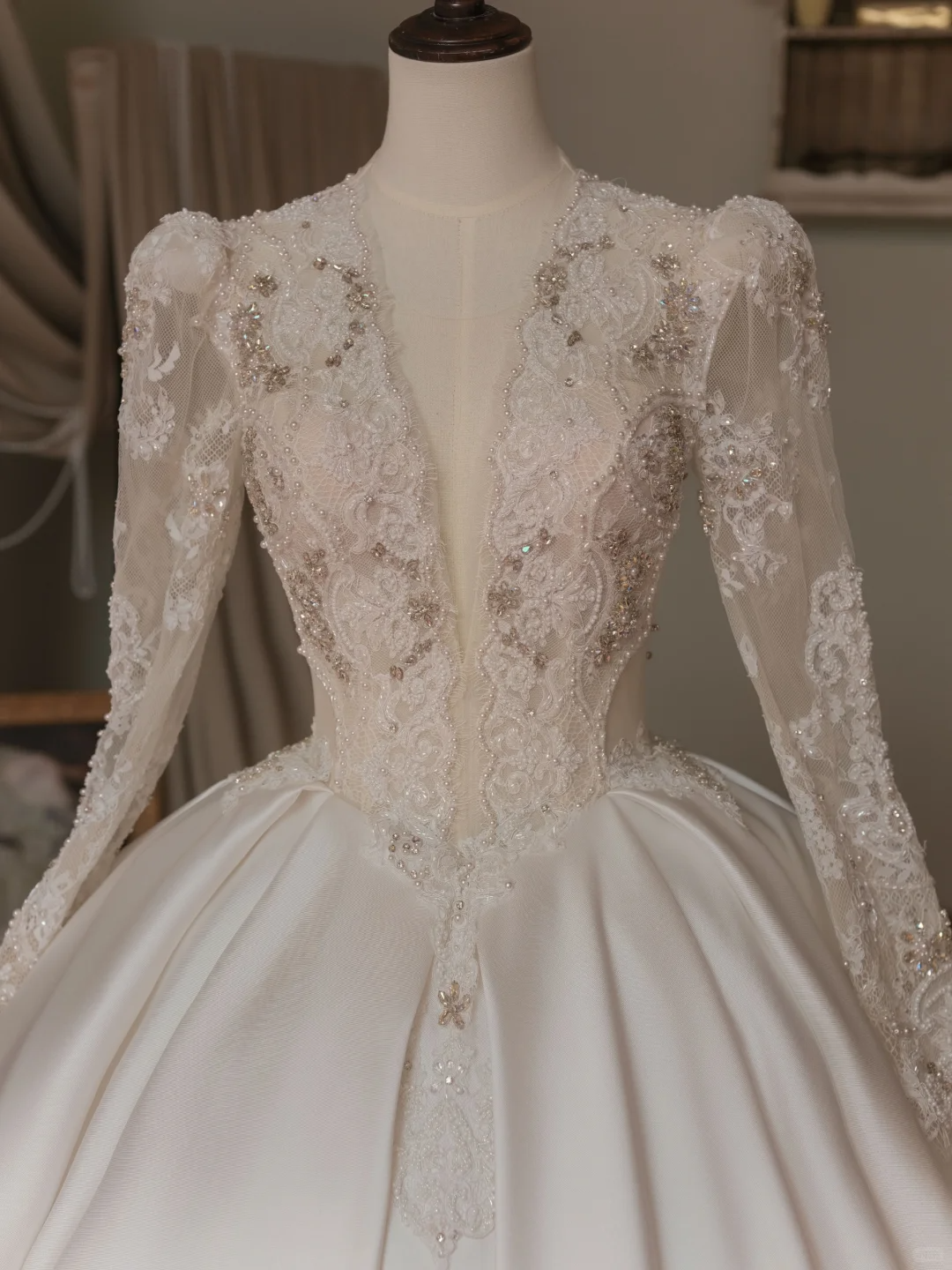 Unique Ball Gown V Neck Long Sleeve Lace Fitted Corset Long Wedding Dress Bride Gowns White Wedding Dresses RB2040