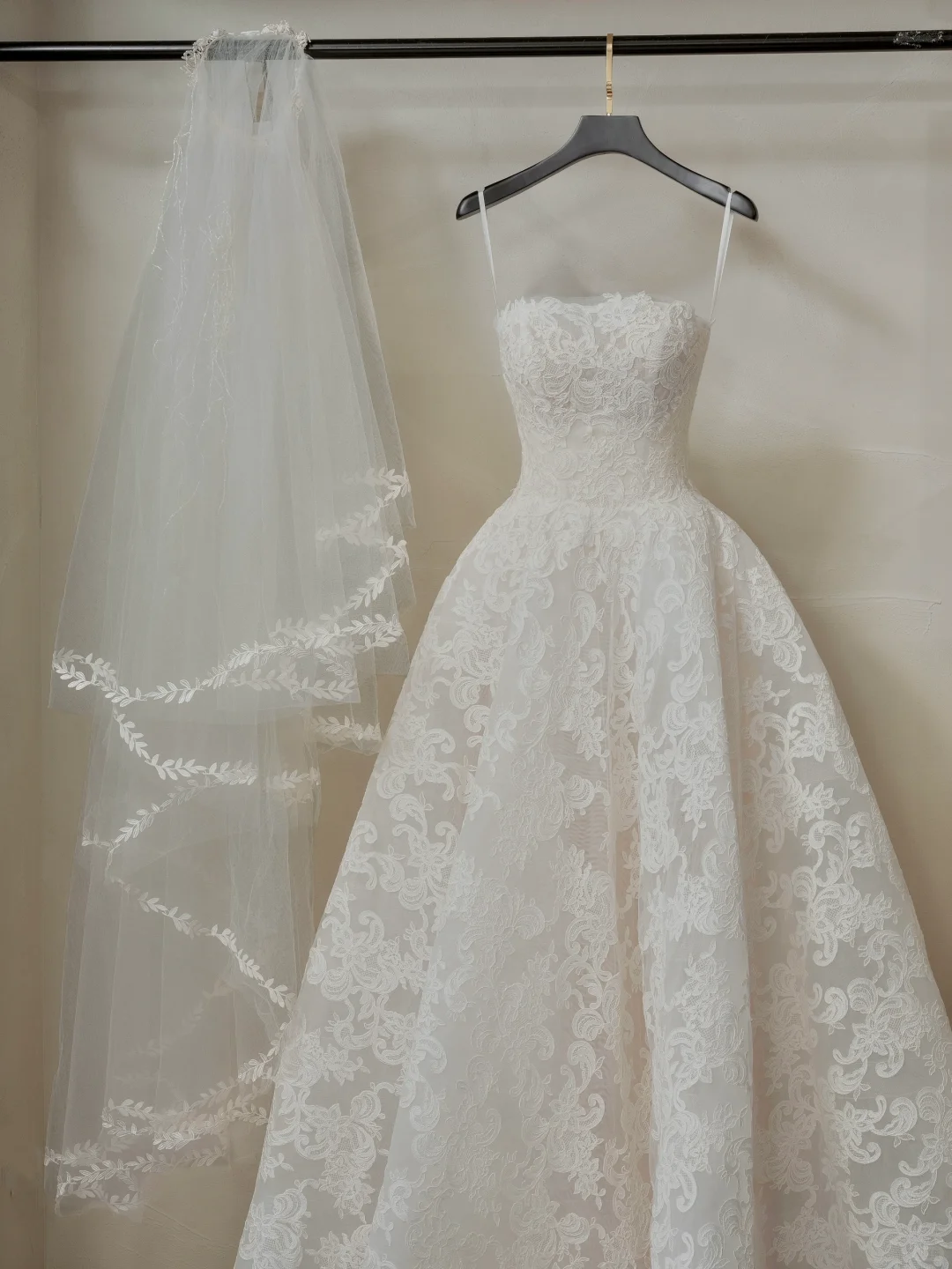 Ethereal Ball Gown Strapless Sleeveless Lace Fitted Corset Long Wedding Dress Bride Gowns Lace Wedding Dresses RB2050