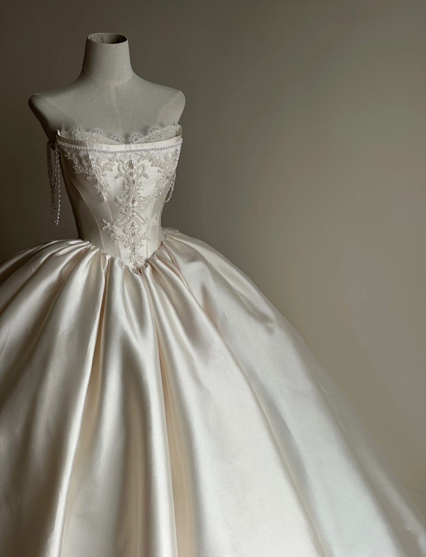 Luxury Ball Gown Sweetheart Lace Satin Wedding Dress Fairytale Long Wedding Dresses RB2840
