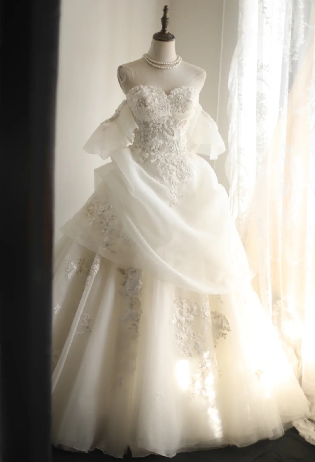 Sweet White Off-the-shoulder Tulle A-Line Lace Applique Long Wedding DressRF0412