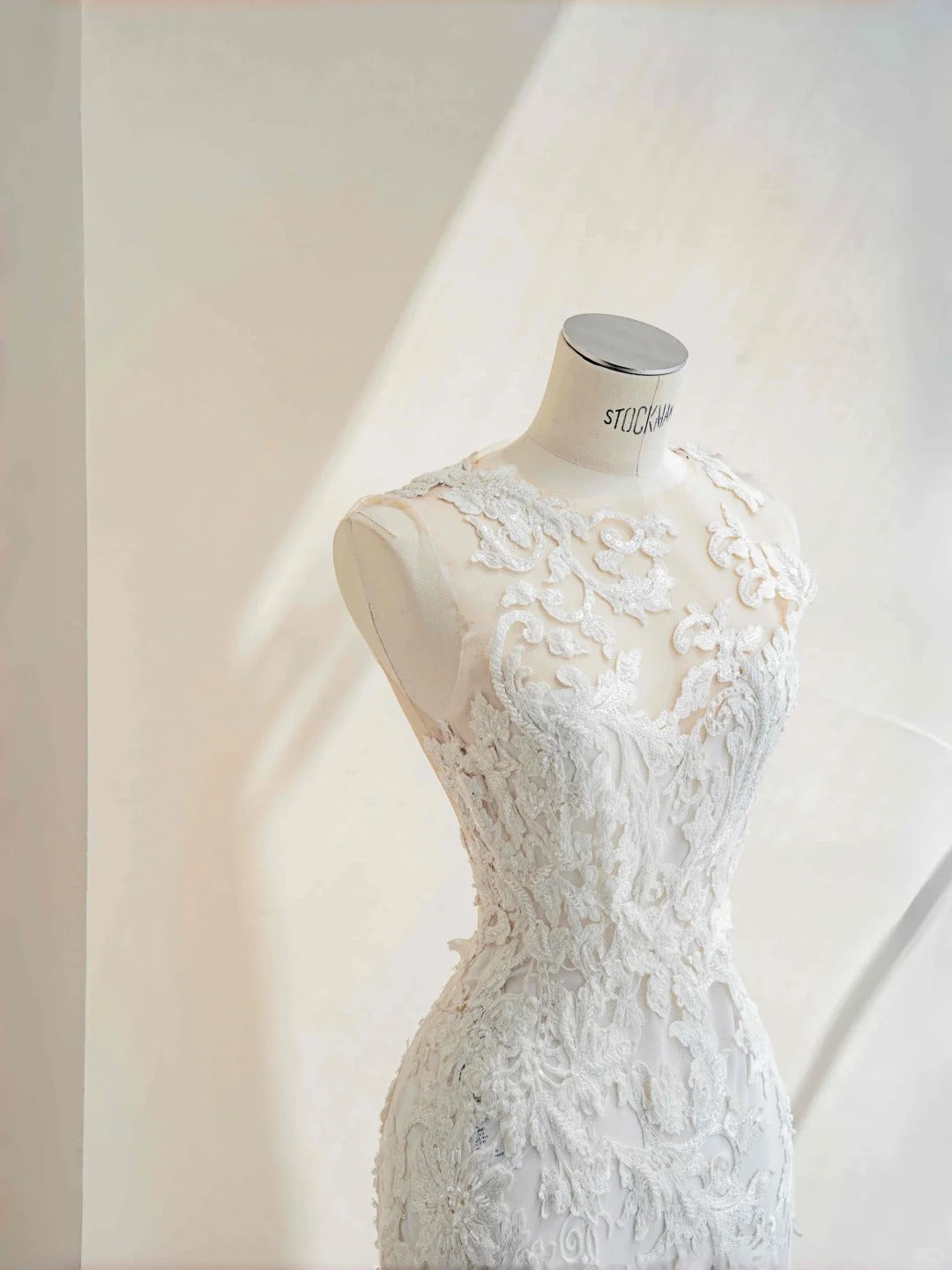Elegant White Scoop Neck Tulle Embroidered Applique Beaded Mermaid Train Wedding DressRF0514