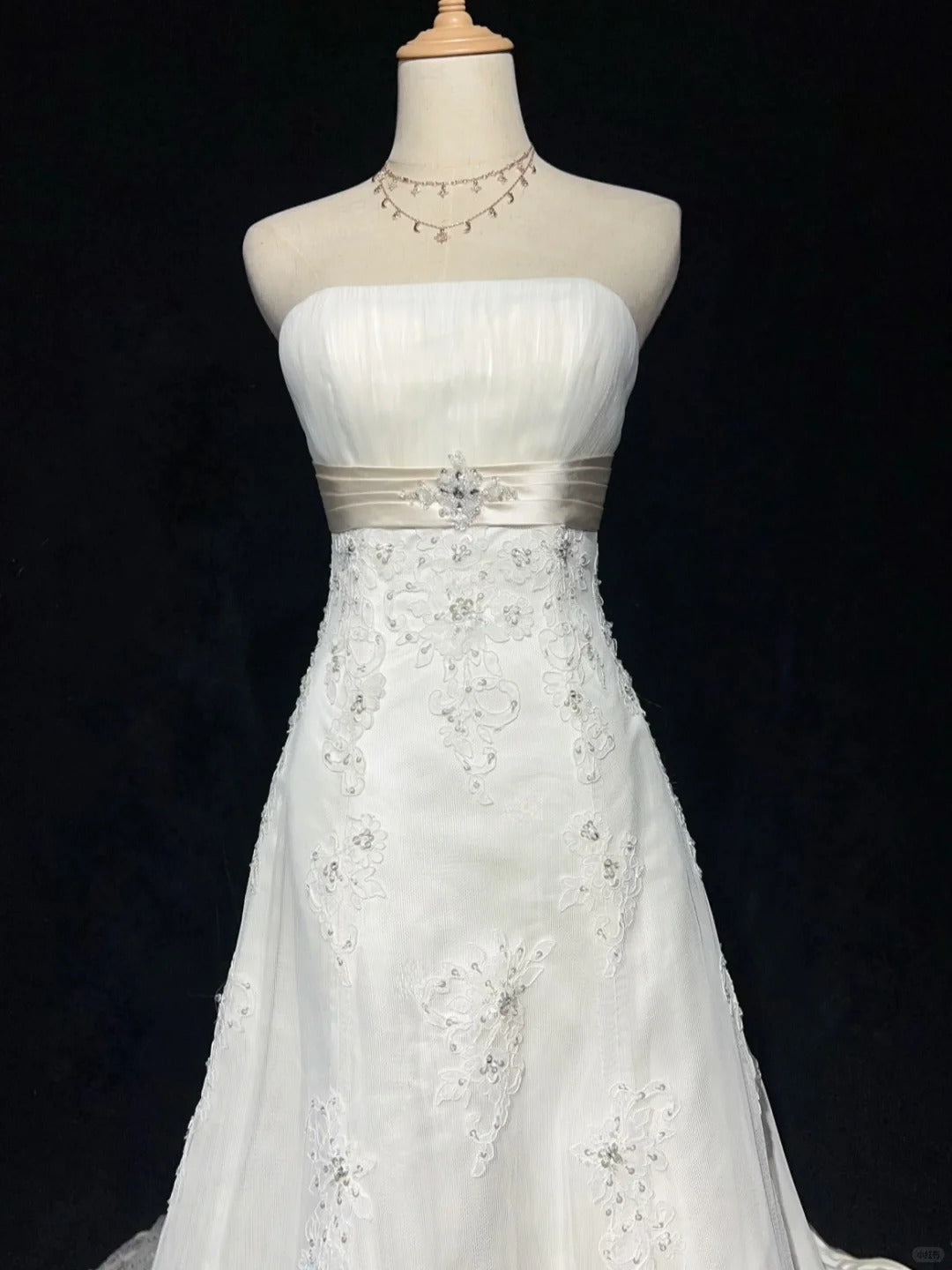 Beautiful White Strapless A-Line Lace Tulle Wedding Dress RF0731