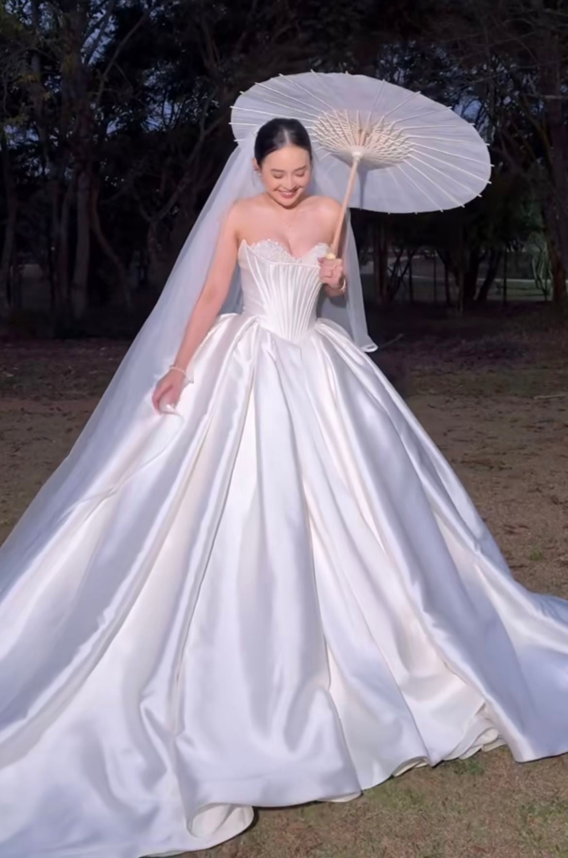Elegant Ball Gown Sweetheart Fitted Corset Ruffles Satin Wedding Dress Bride Gowns Wedding Dresses AB120