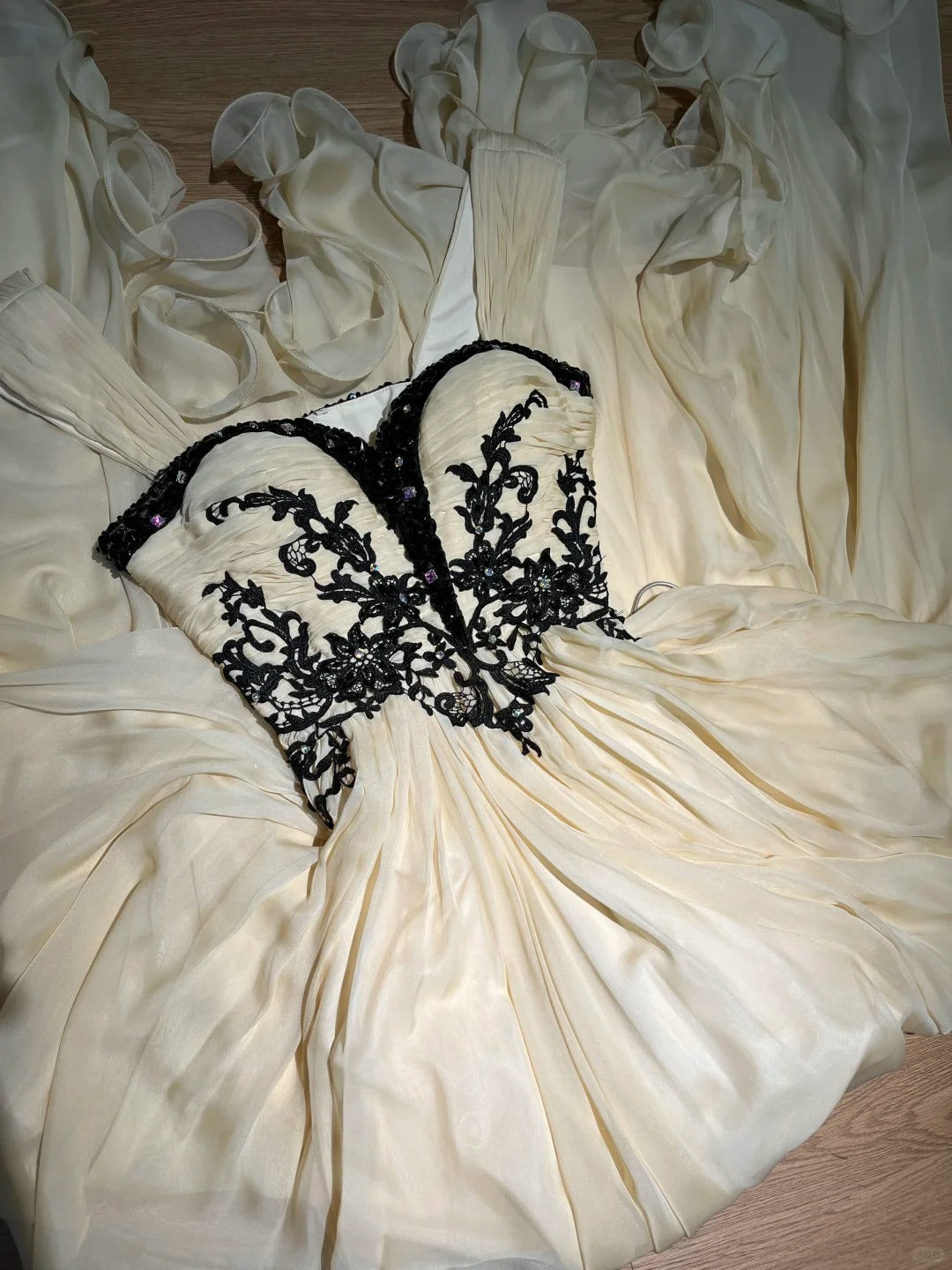 Vintage A Line Sweetheart Champagne With Black Appliques Long Prom Dresses Party Dress Birthday Outfits Graduation Gown N2838