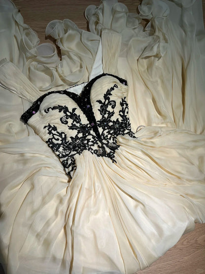 Vintage A Line Sweetheart Champagne With Black Appliques Long Prom Dresses Party Dress Birthday Outfits Graduation Gown N2838