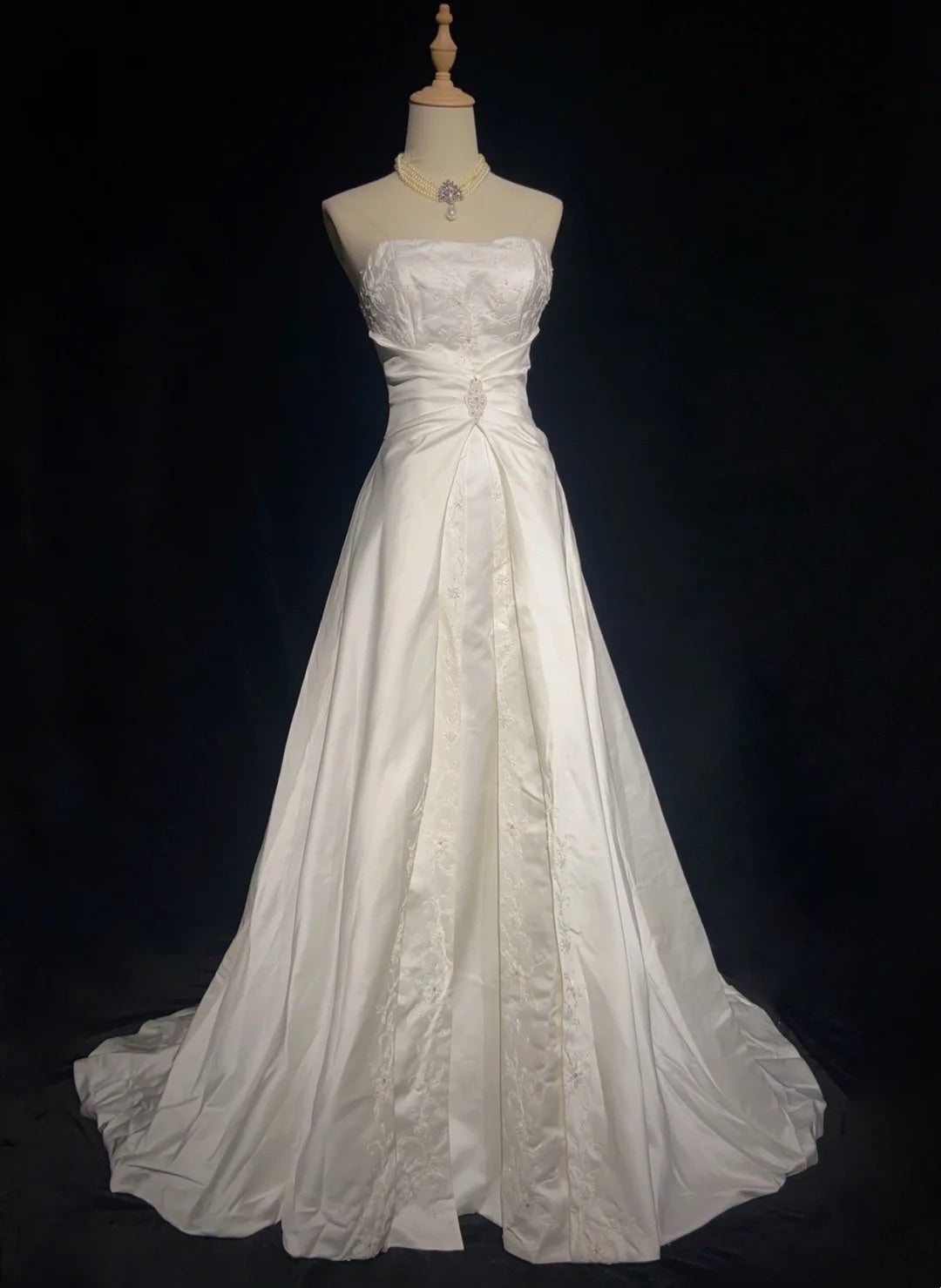 Timeless Wedding Dresses Ball Gown Strapless Ivory With Ruffles Beaded Long Brides Gown N3431